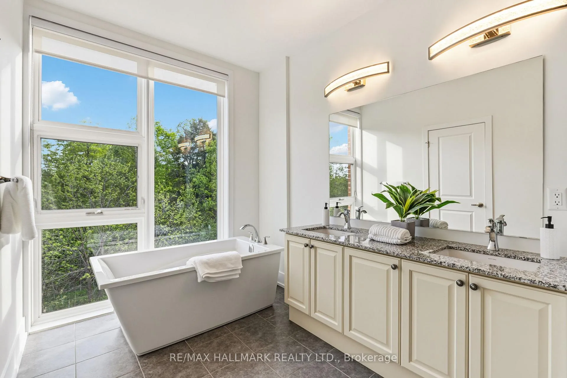 Photo 28 of 46 Crestridge Drive, Vaughan, Patterson — HOMEH