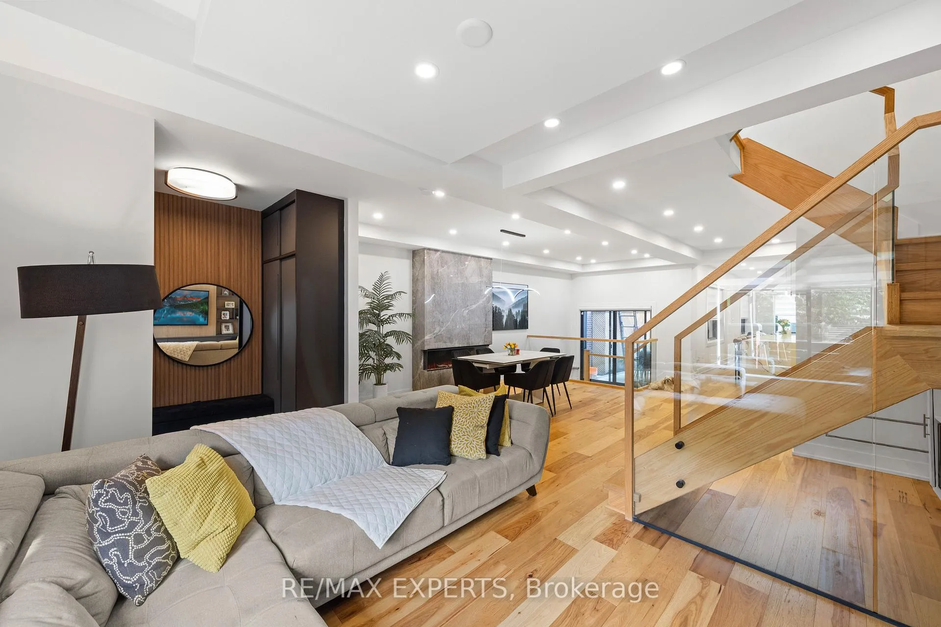 Photo 6 of 5 Harvard Avenue, Toronto, Roncesvalles — HOMEH
