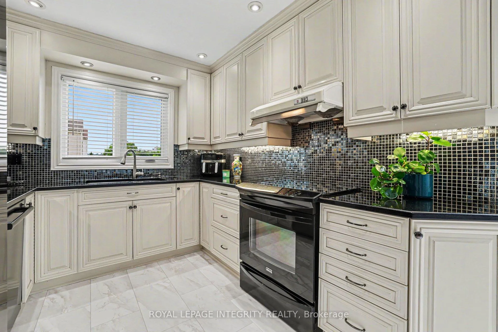 Photo 19 of 1642 Champneuf Drive, Ottawa, Chateauneuf — HOMEH
