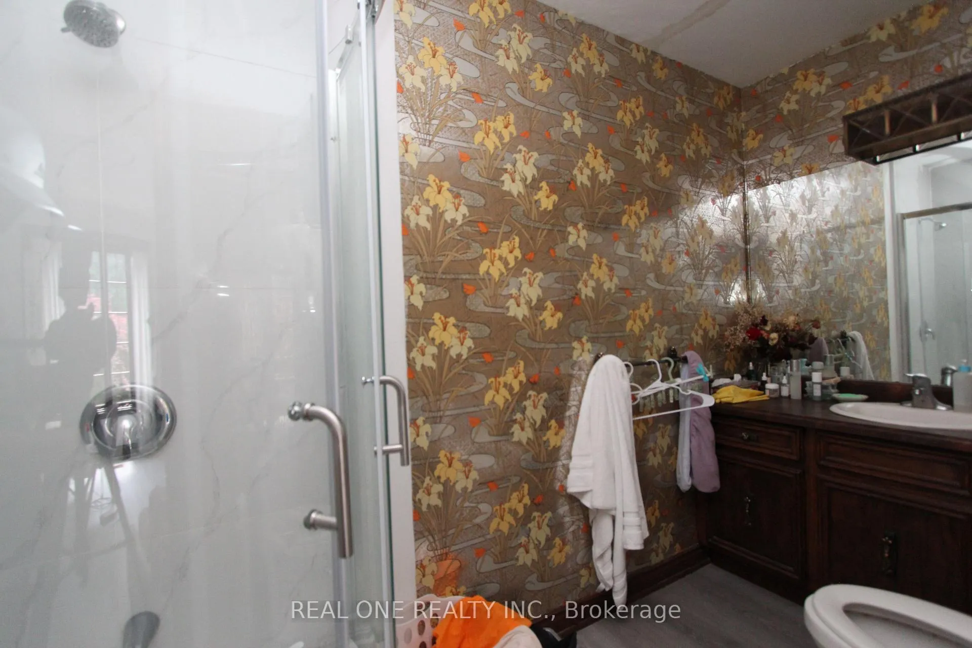 Photo 9 of 53 Hillview Boulevard, London, North A — HOMEH