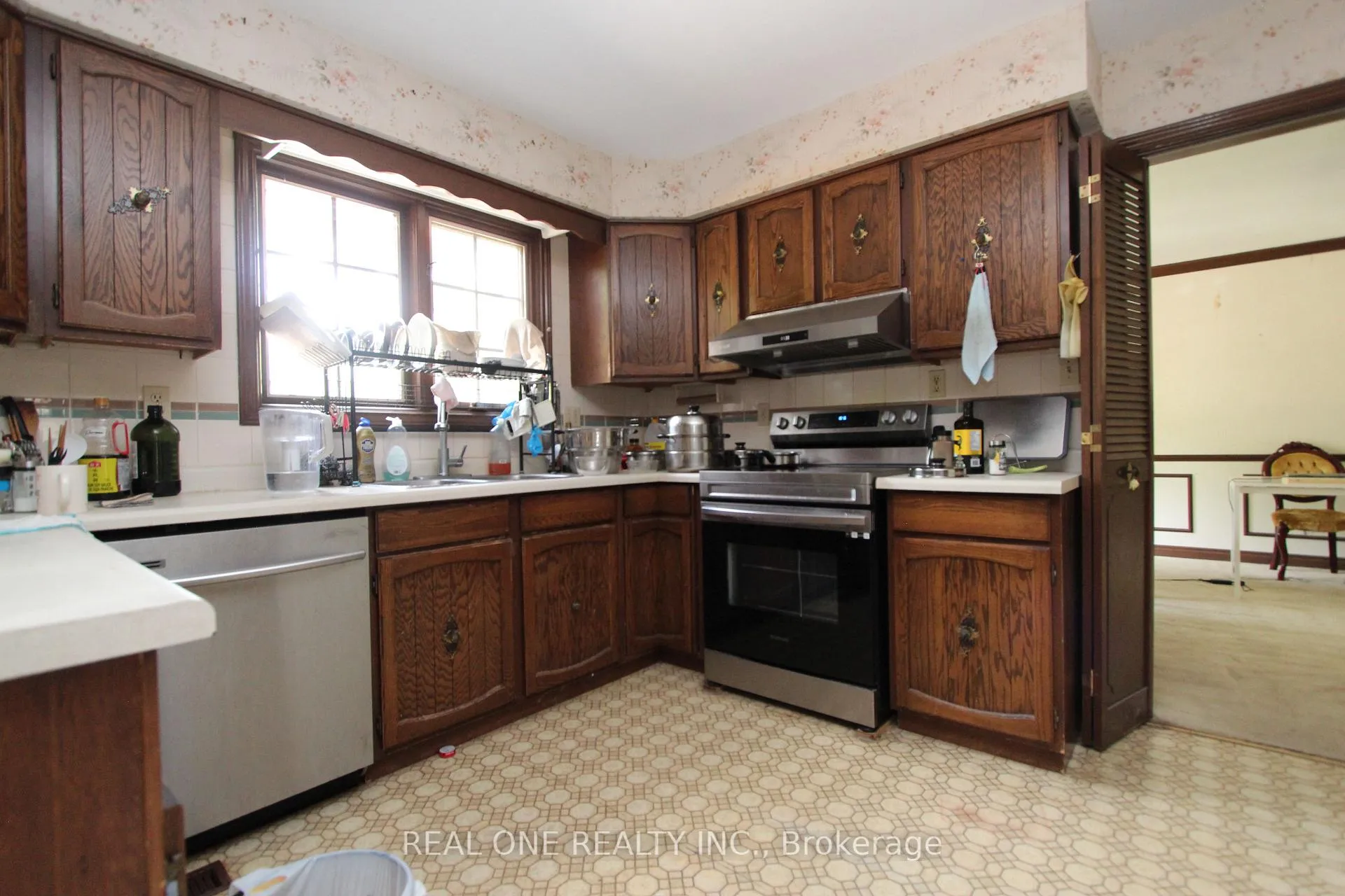 Photo 10 of 53 Hillview Boulevard, London, North A — HOMEH