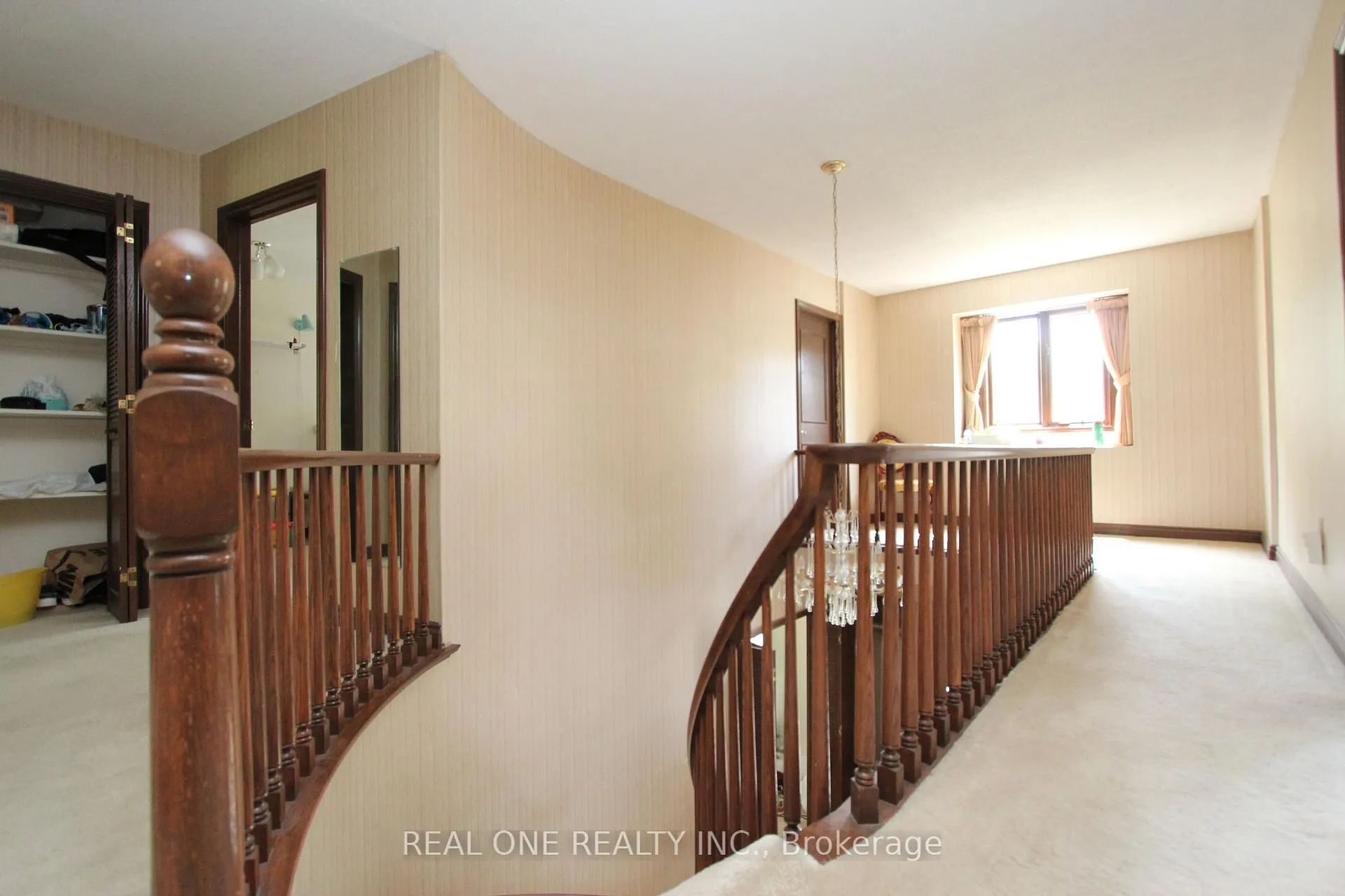 Photo 11 of 53 Hillview Boulevard, London, North A — HOMEH