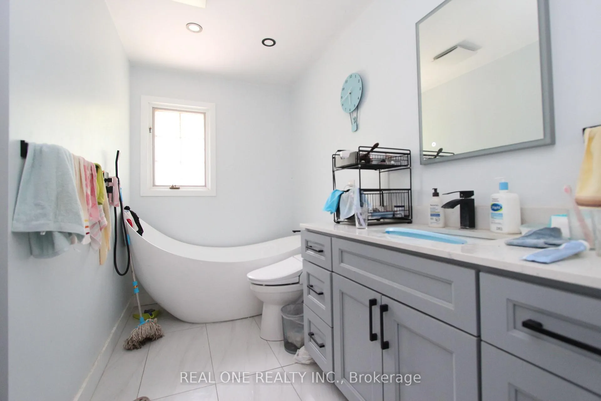 Photo 19 of 53 Hillview Boulevard, London, North A — HOMEH