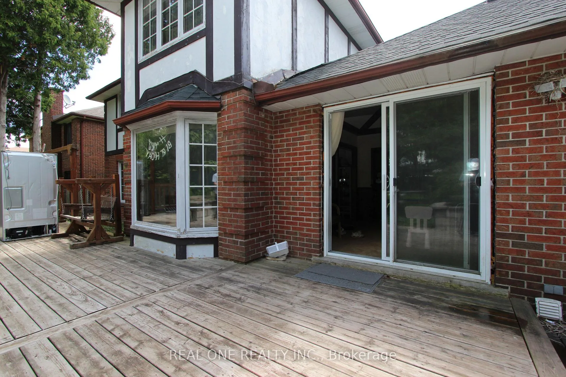 Photo 20 of 53 Hillview Boulevard, London, North A — HOMEH