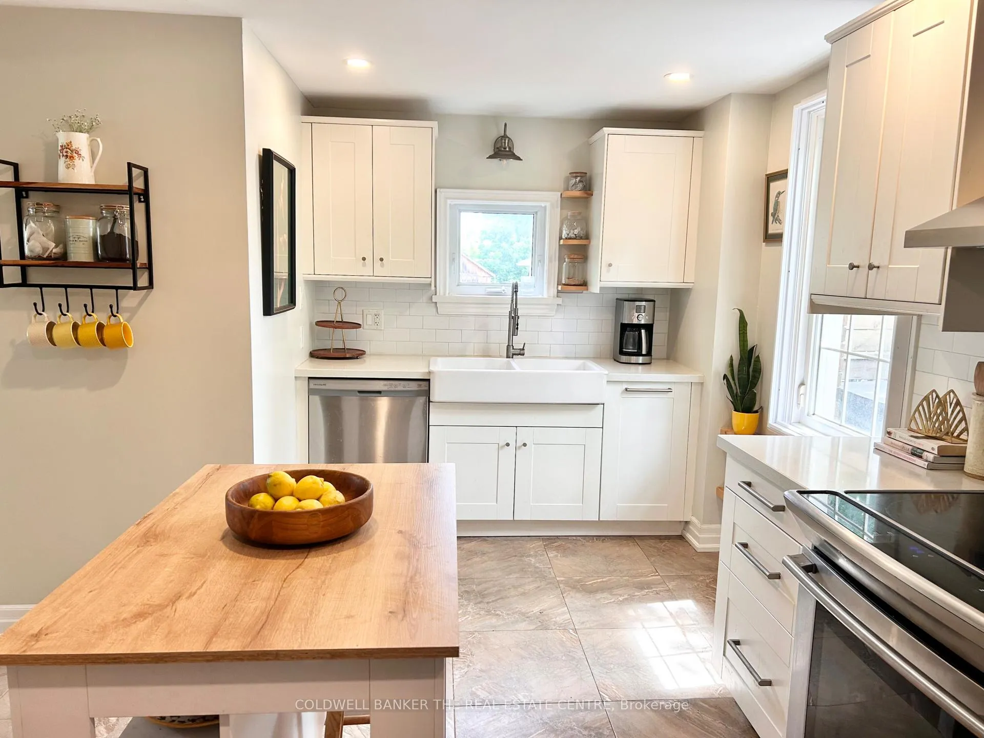 Photo 3 of 35 Grove Street E, Barrie, Wellington — HOMEH