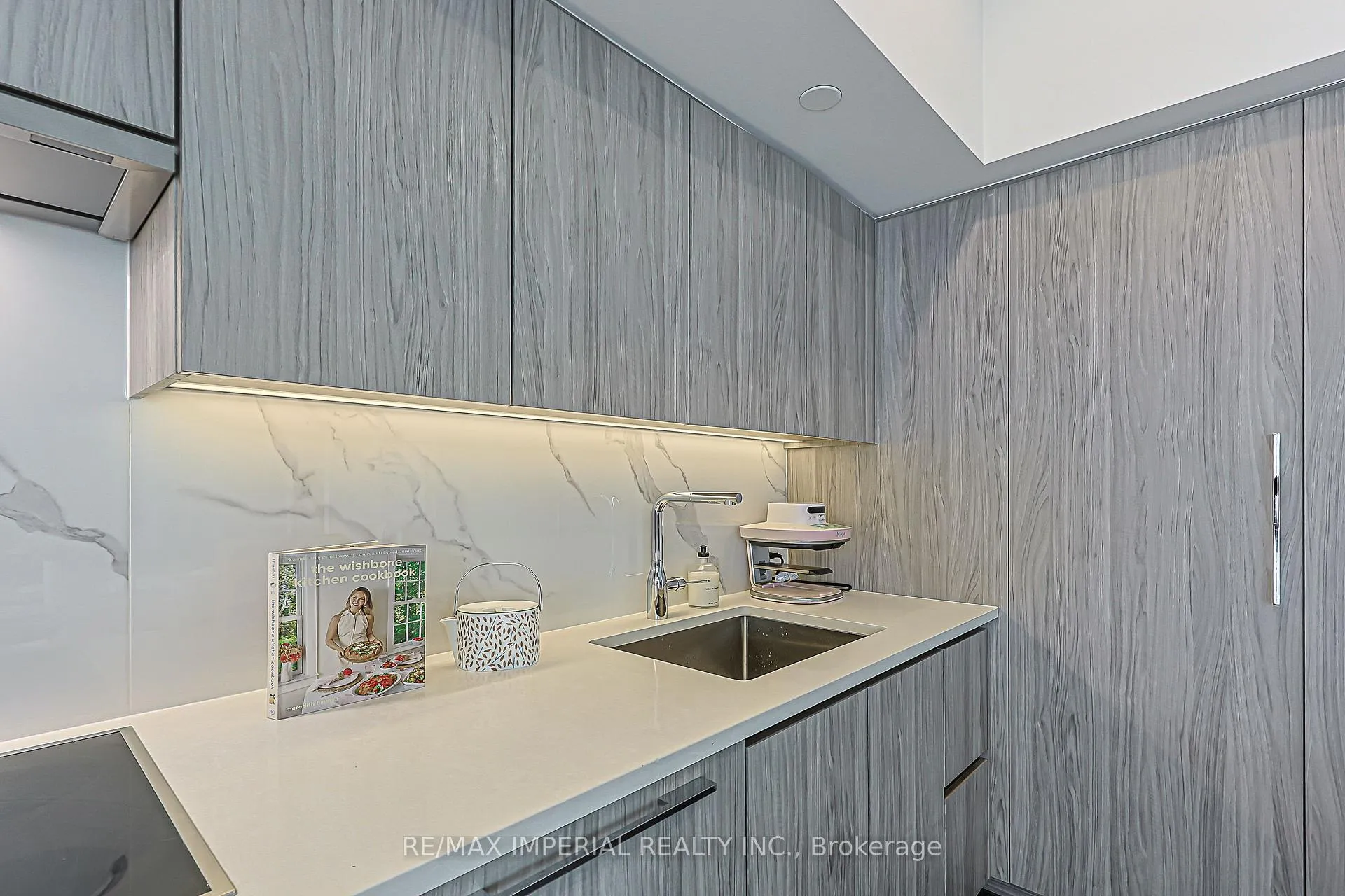 Photo 8 of Unit 3510, 1 Concord cityplace Way, Toronto, Waterfront Communities — HOMEH