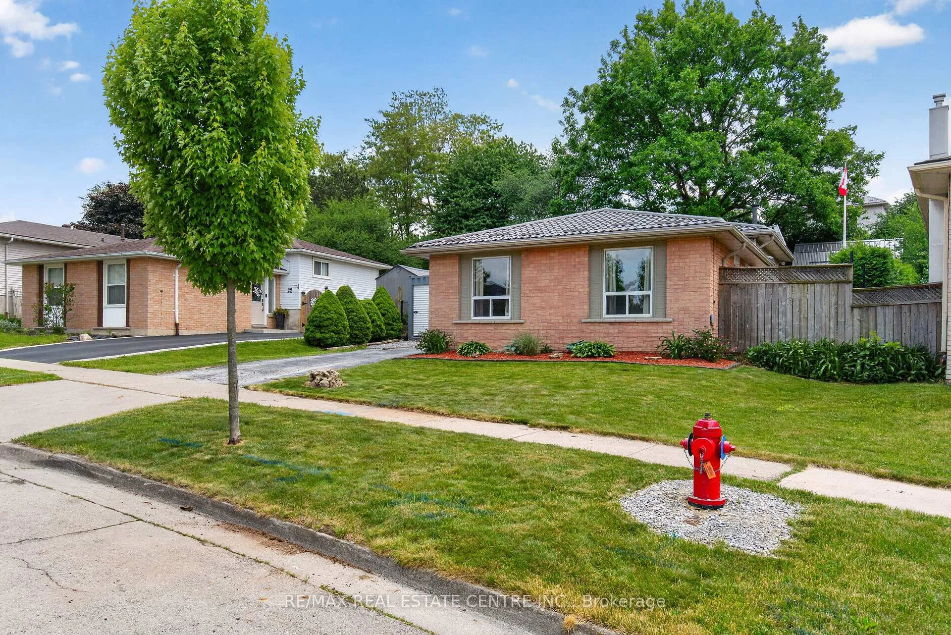 Photo 2 of 20 Nordale Crescent, Hamilton, Stoney Creek Mountain — HOMEH