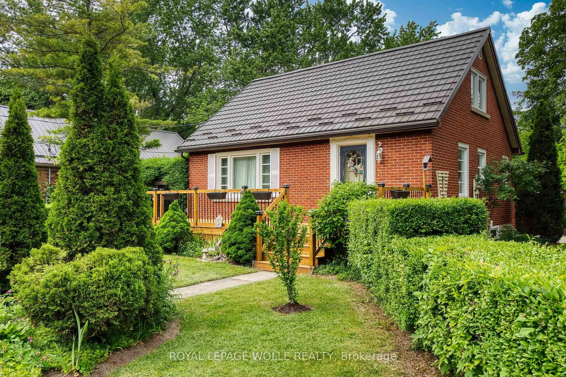 Photo 2 of 5 Brentwood Avenue, Kitchener — HOMEH