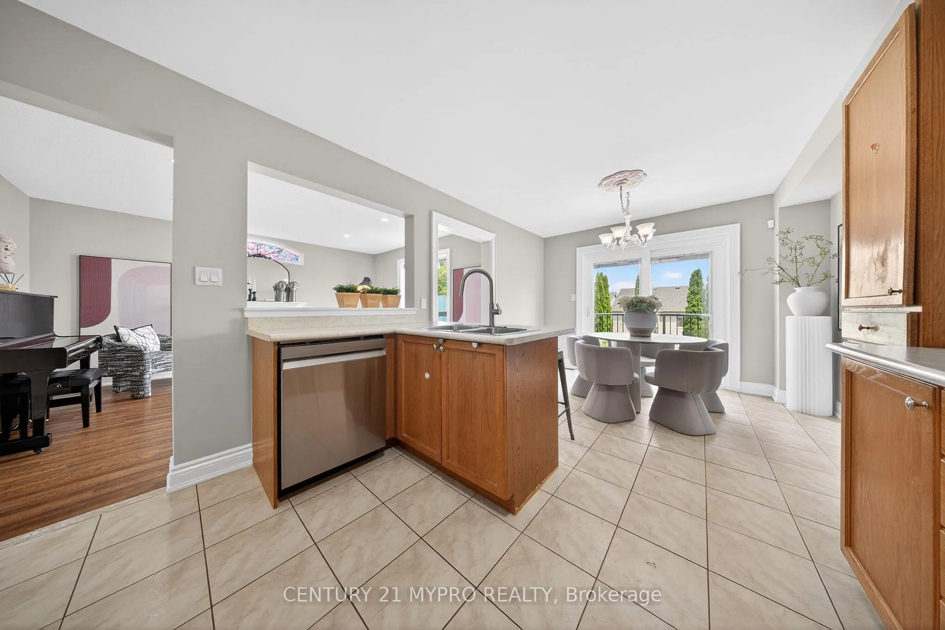 Photo 10 of 1117 Tall Pine Avenue E, Oshawa, Pinecrest — HOMEH