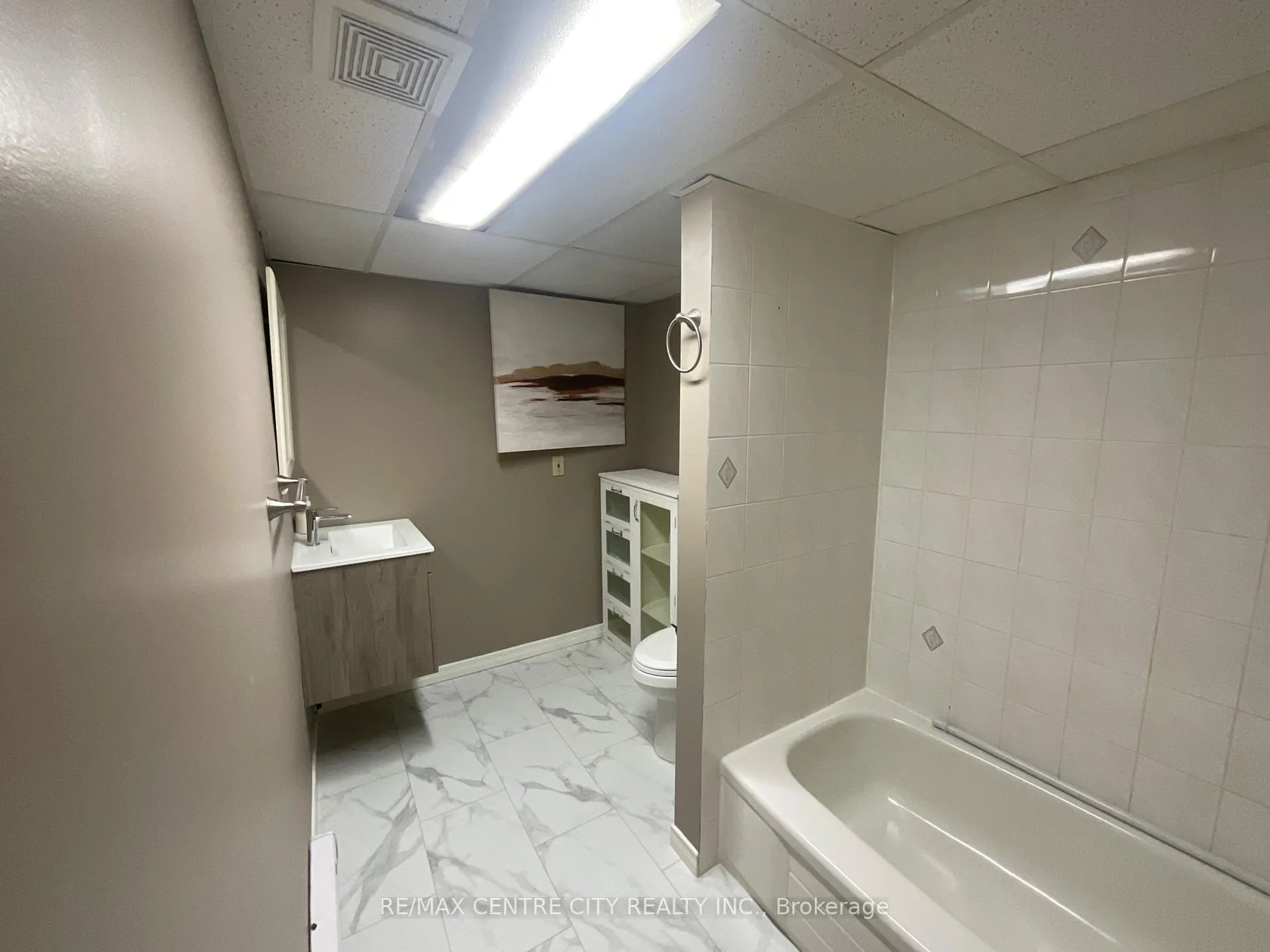 Photo 15 of 158 Monmore Road, London, North F — HOMEH