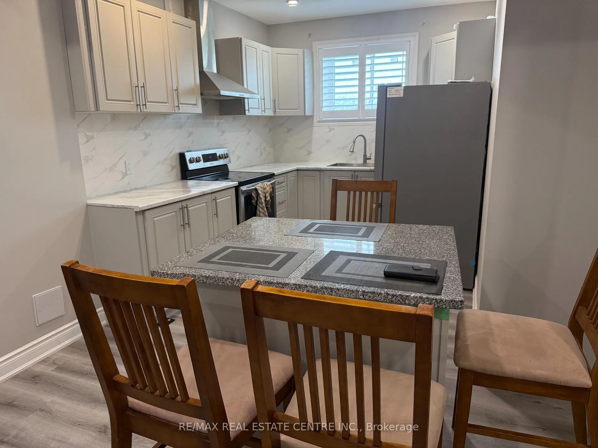 Photo 3 of 33 Todd Crescent, Southgate — HOMEH