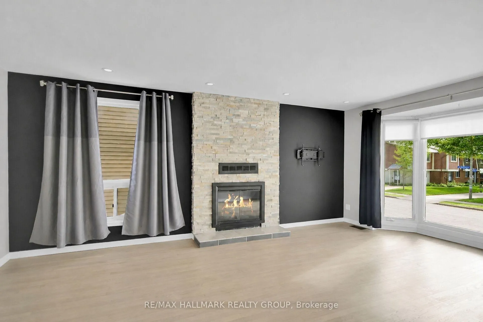 Photo 3 of 13 Coolspring Crescent, Ottawa, Borden Farm/Stewart Farm/Carleton Heights/Parkwood Hills — HOMEH
