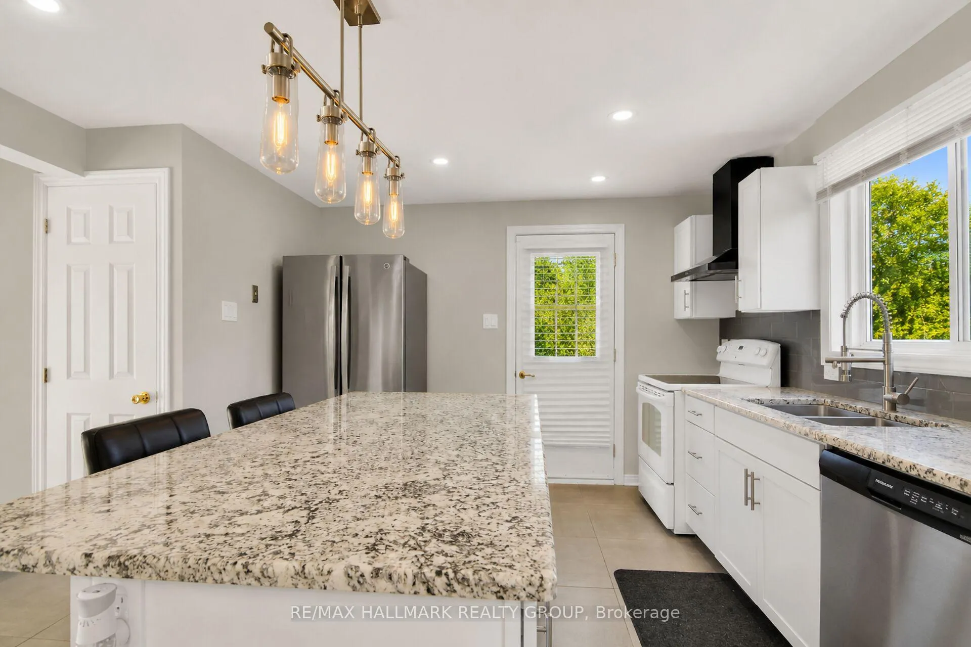 Photo 7 of 13 Coolspring Crescent, Ottawa, Borden Farm/Stewart Farm/Carleton Heights/Parkwood Hills — HOMEH