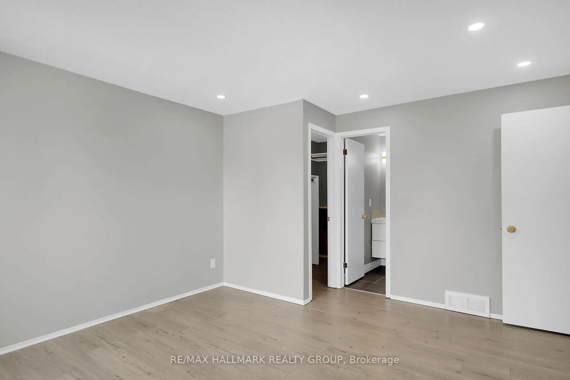 Photo 13 of 13 Coolspring Crescent, Ottawa, Borden Farm/Stewart Farm/Carleton Heights/Parkwood Hills — HOMEH