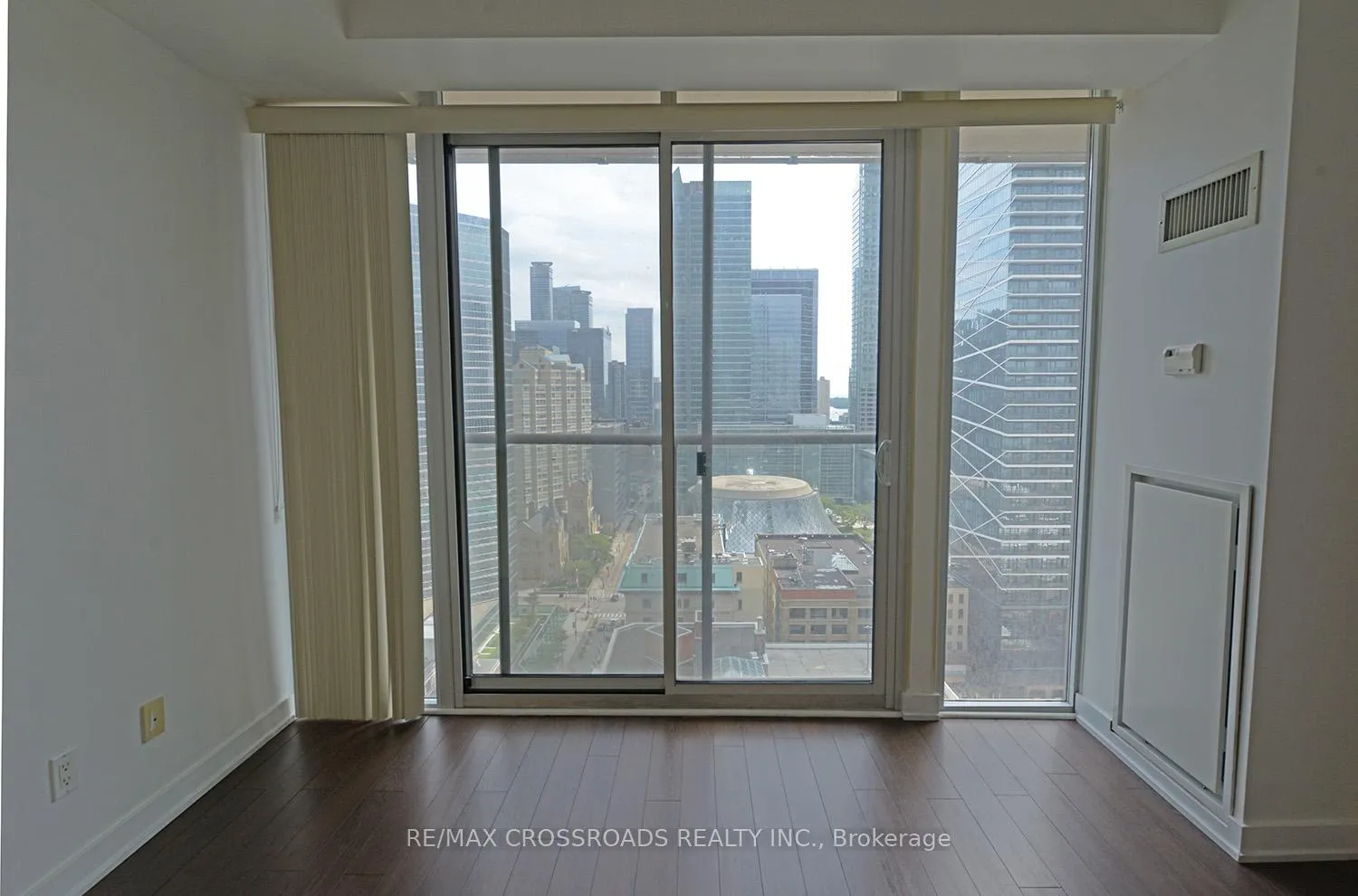 Photo 7 of Unit 2109, 126 Simcoe Street, Toronto, Waterfront Communities — HOMEH