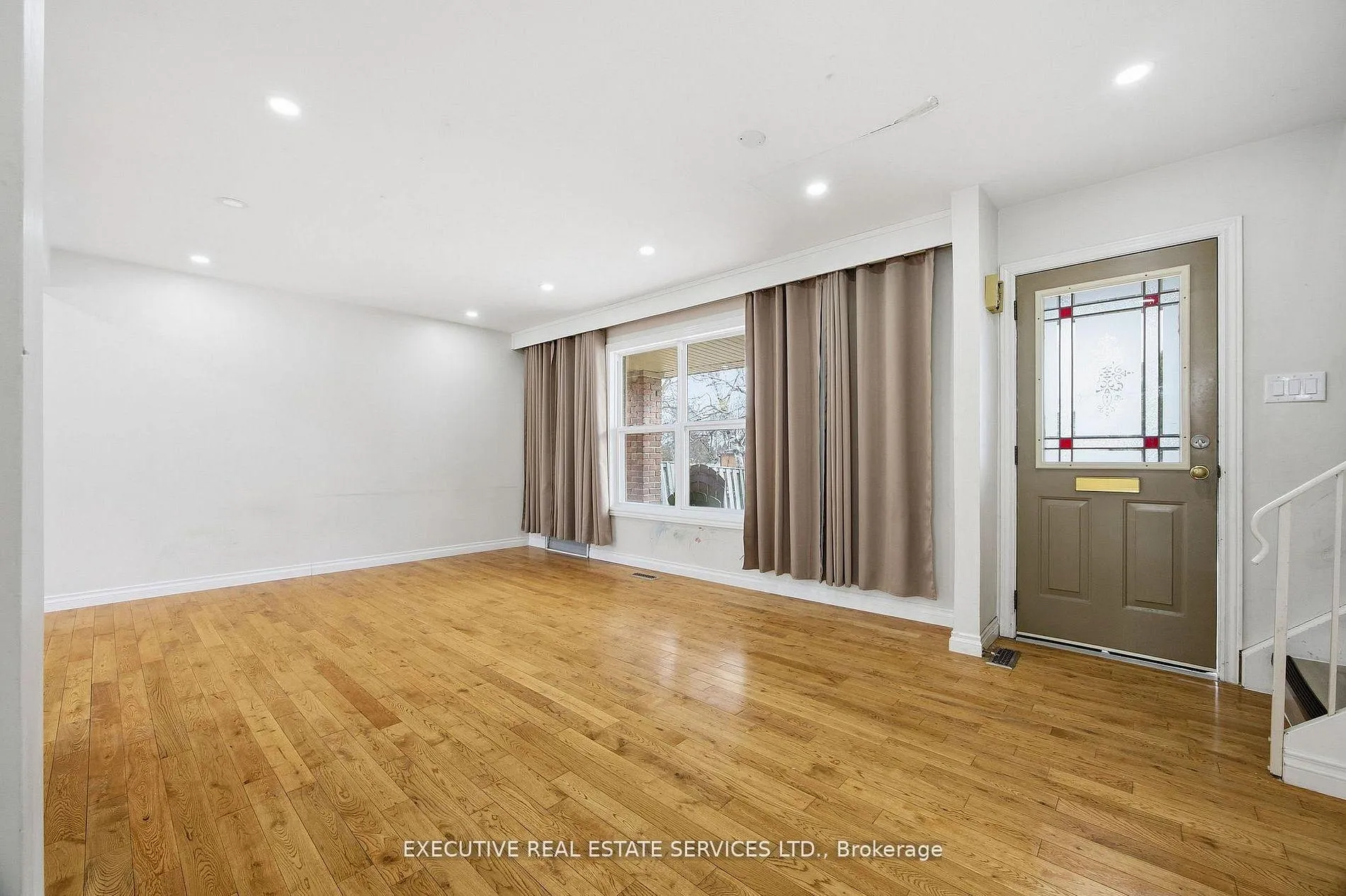 Photo 8 of 69 Lorraine Crescent, Brampton, Westgate — HOMEH