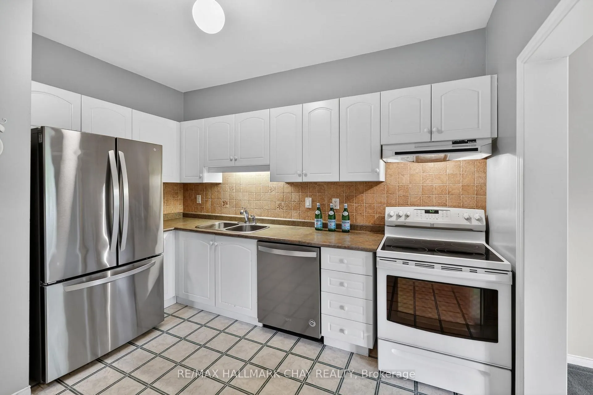 Photo 4 of 147 Bruce Crescent, Barrie, Bayshore — HOMEH