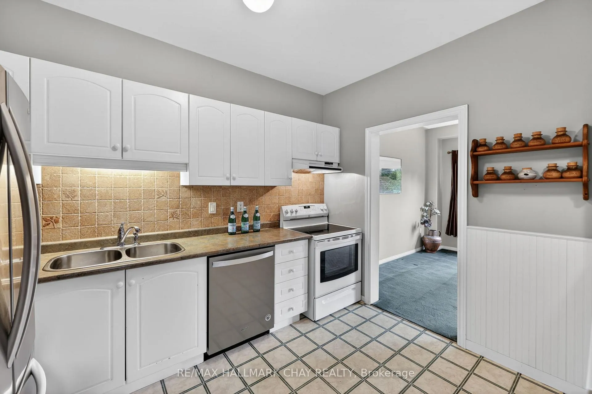 Photo 5 of 147 Bruce Crescent, Barrie, Bayshore — HOMEH