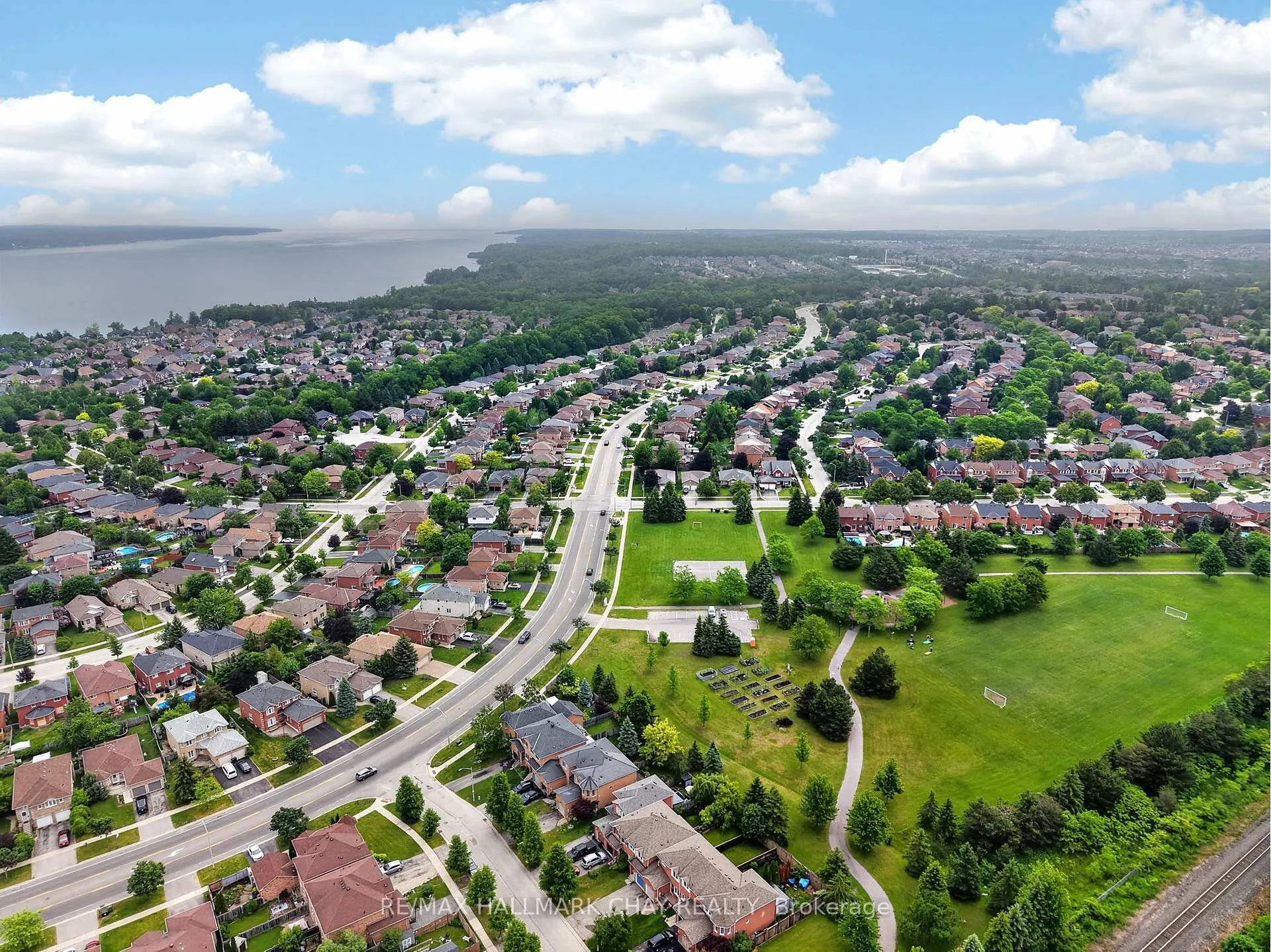Photo 23 of 147 Bruce Crescent, Barrie, Bayshore — HOMEH