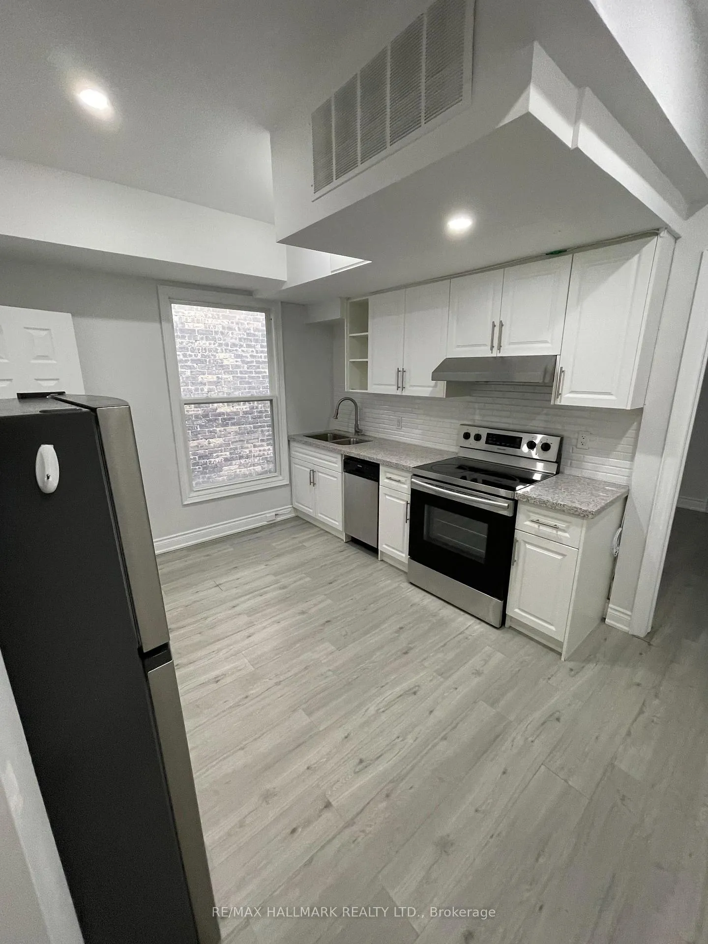 Photo 15 of 414 Dundas Street E, Toronto, Moss Park — HOMEH