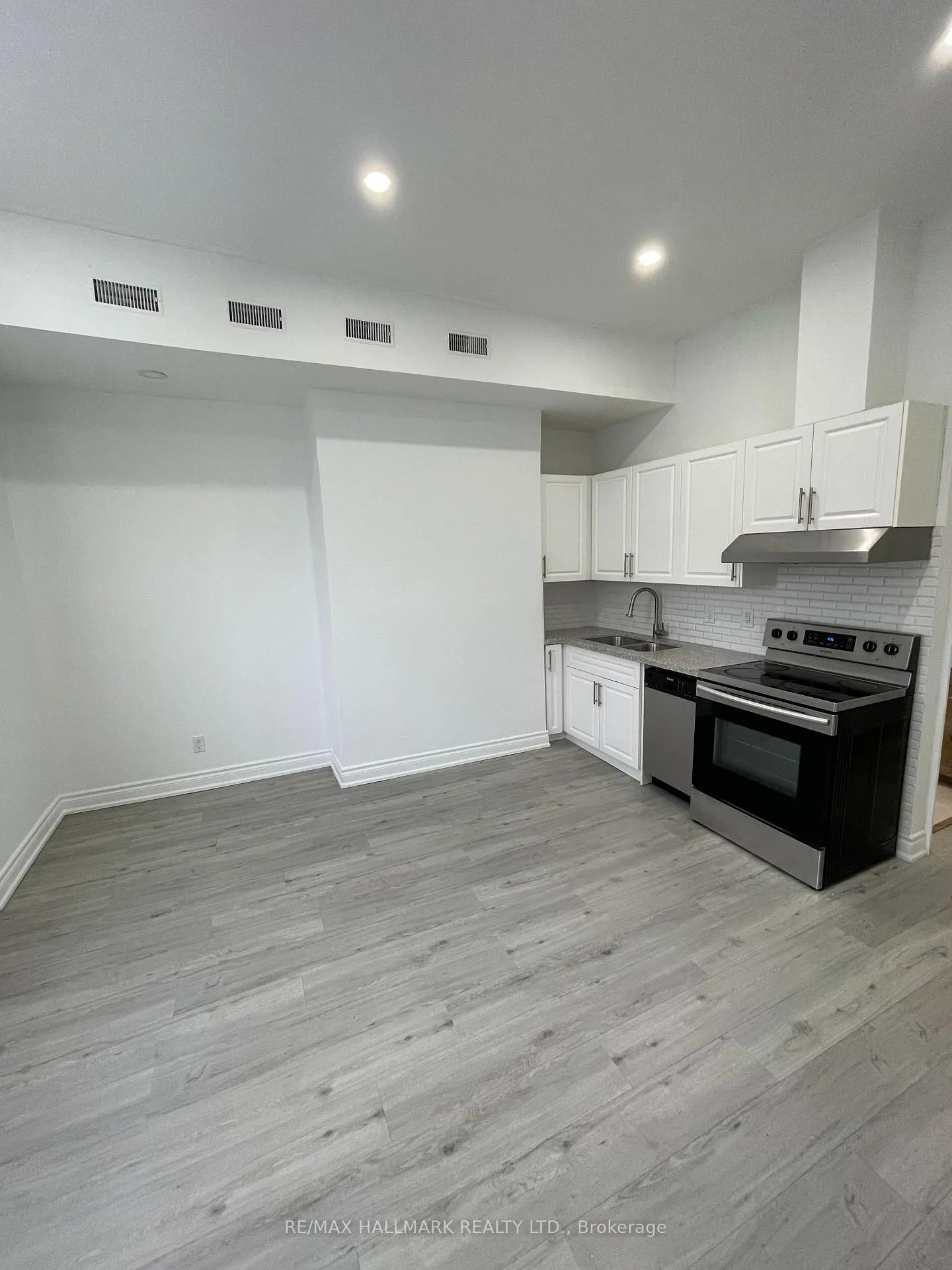 Photo 32 of 414 Dundas Street E, Toronto, Moss Park — HOMEH
