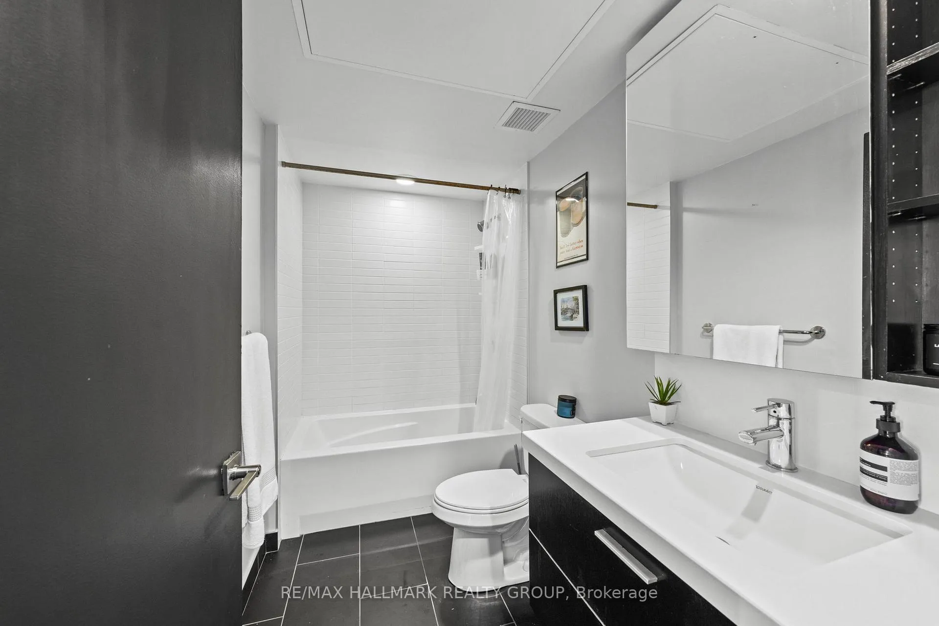 Photo 6 of Unit 704, 360 Mcleod Street, Ottawa, Ottawa Centre — HOMEH