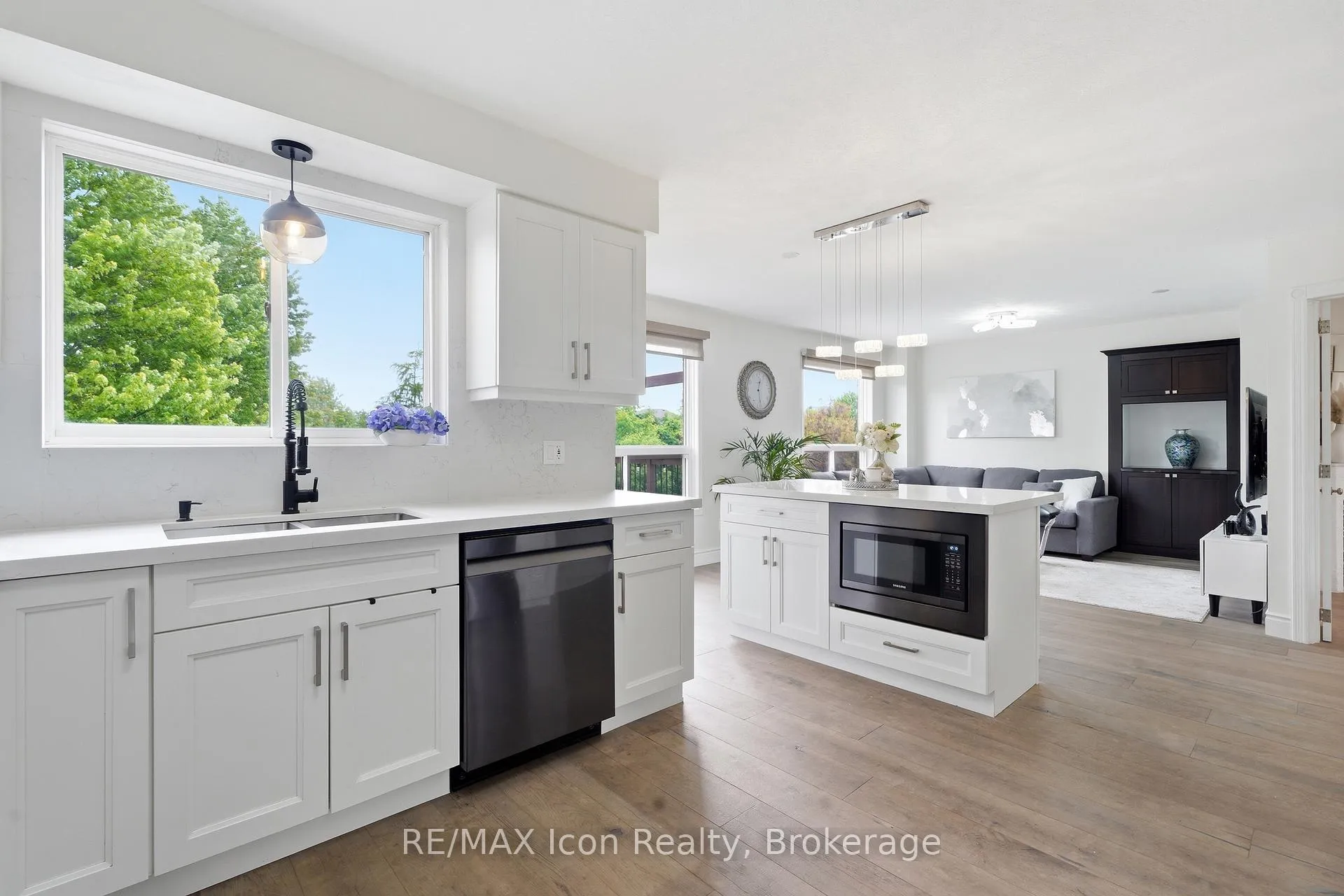 Photo 5 of 30 Paulstown Crescent, Guelph, Clairfields/Hanlon Business Park — HOMEH