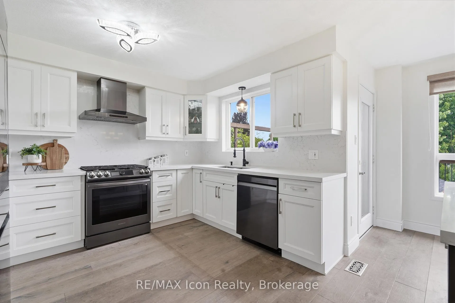 Photo 8 of 30 Paulstown Crescent, Guelph, Clairfields/Hanlon Business Park — HOMEH
