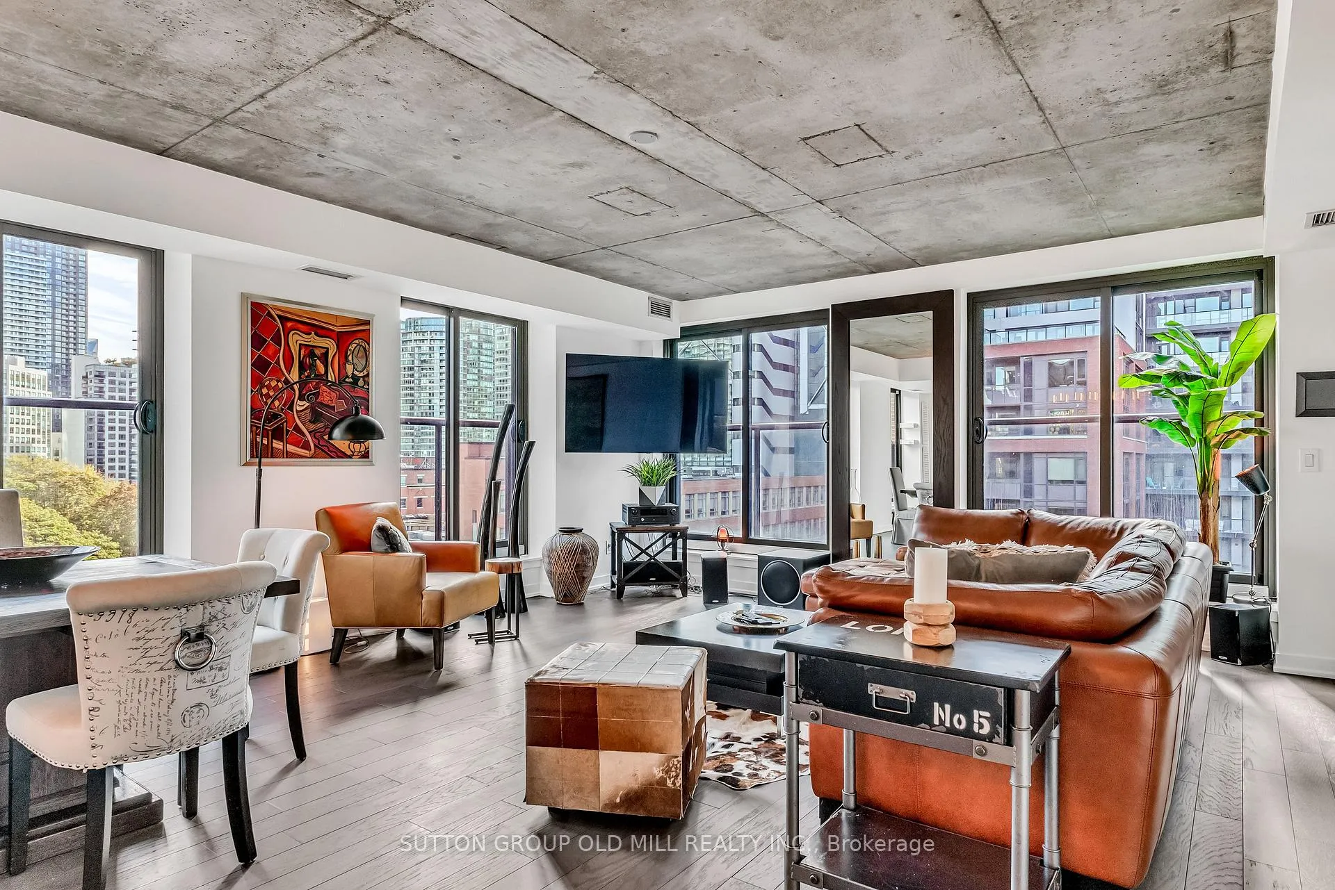 Front of Unit 807, 400 Wellington Street W