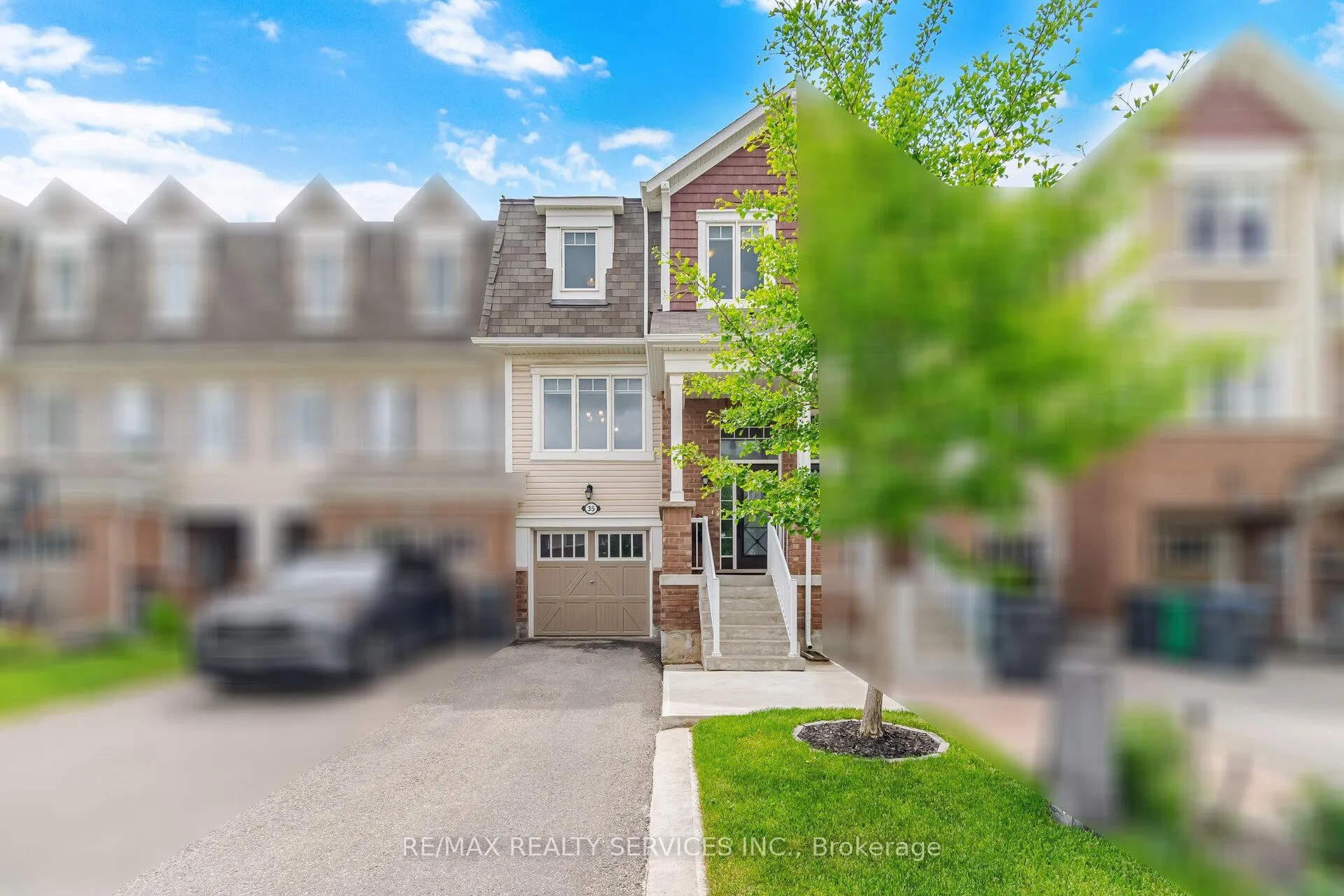 Photo 2 of 35 Metro Crescent, Brampton, Northwest Brampton — HOMEH