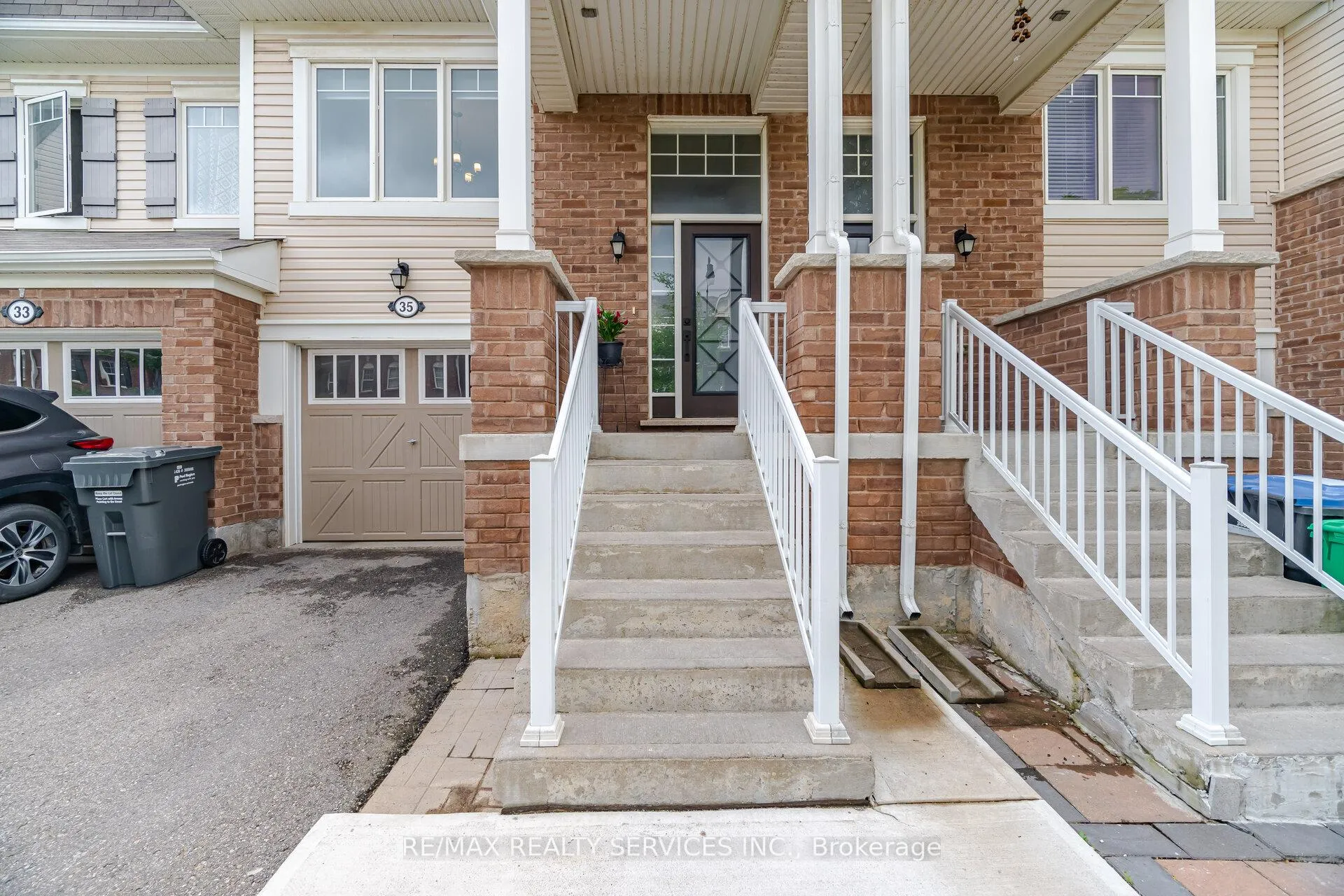 Photo 3 of 35 Metro Crescent, Brampton, Northwest Brampton — HOMEH