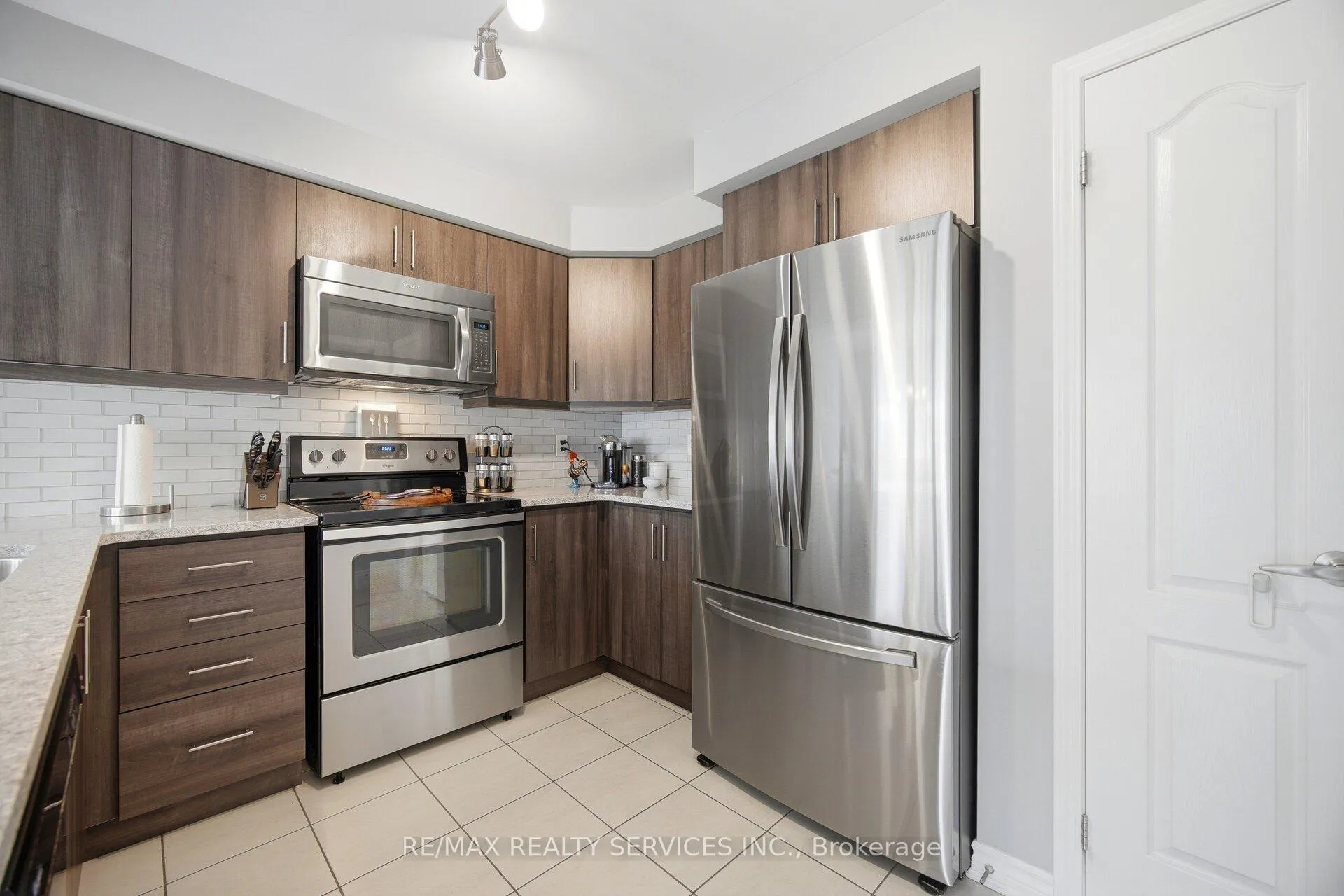 Photo 8 of 35 Metro Crescent, Brampton, Northwest Brampton — HOMEH