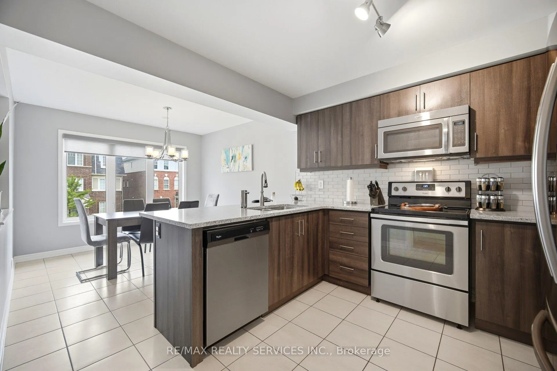 Photo 9 of 35 Metro Crescent, Brampton, Northwest Brampton — HOMEH