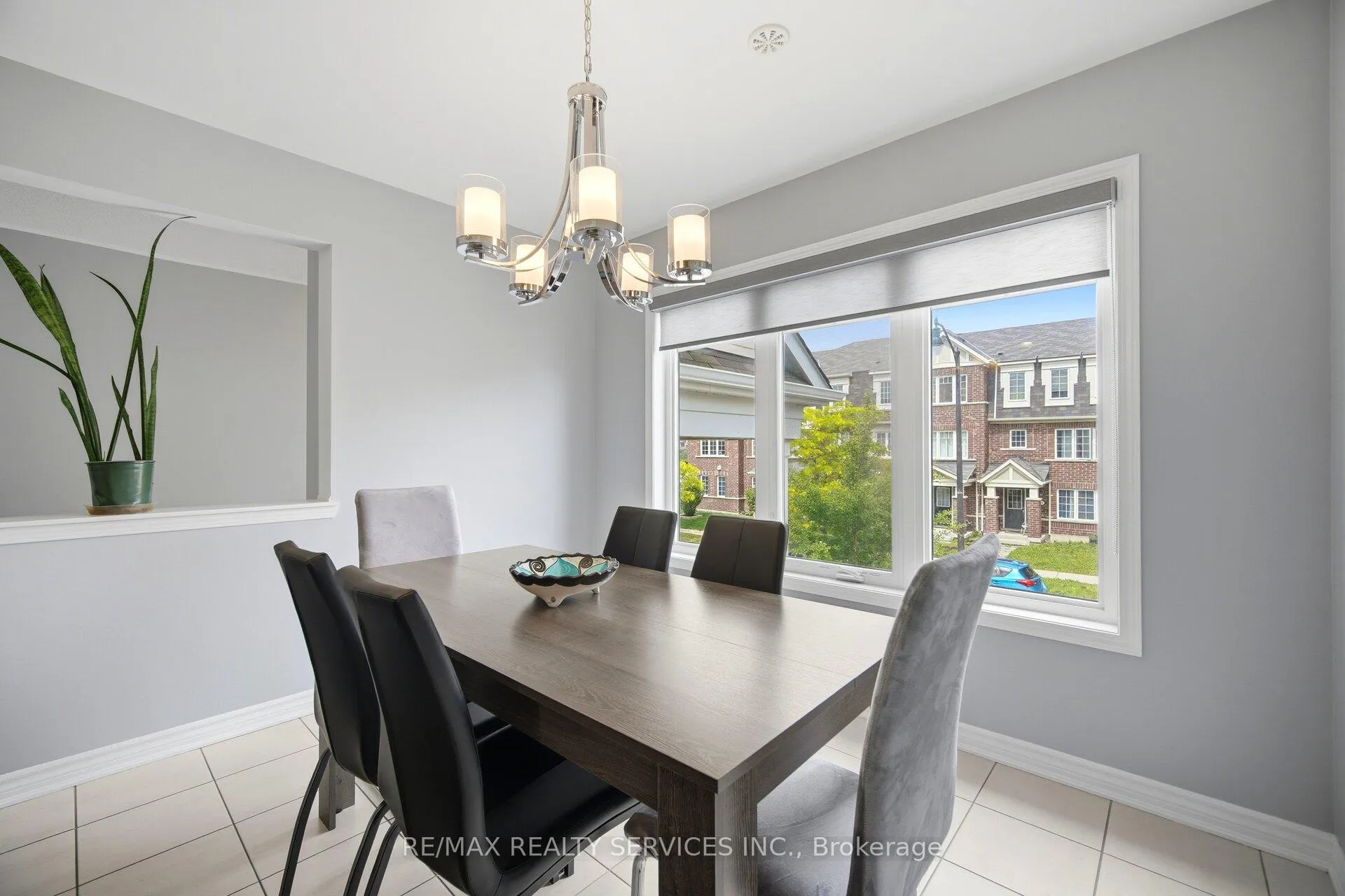 Photo 11 of 35 Metro Crescent, Brampton, Northwest Brampton — HOMEH