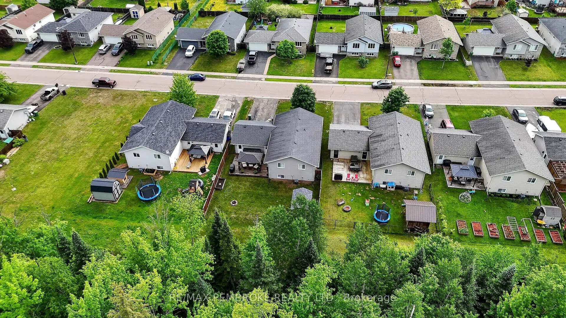 Photo 3 of 61 Oak Avenue, Petawawa — HOMEH