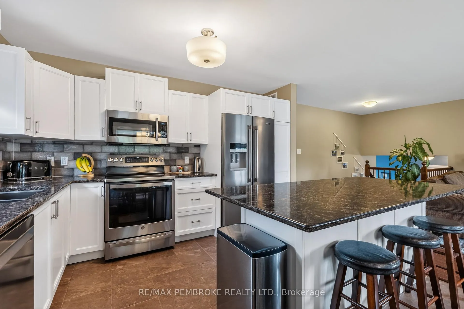 Photo 11 of 61 Oak Avenue, Petawawa — HOMEH