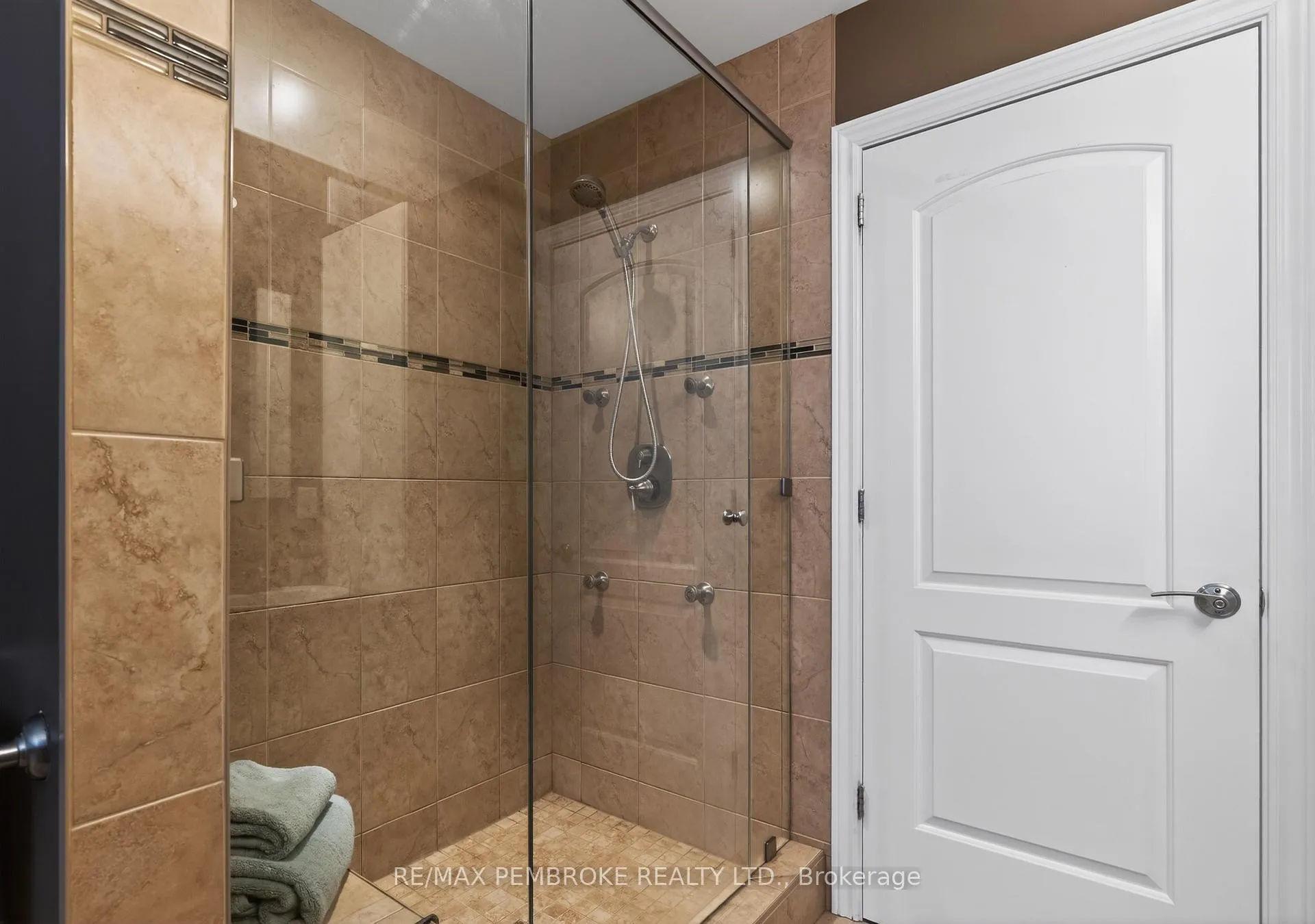 Photo 16 of 61 Oak Avenue, Petawawa — HOMEH