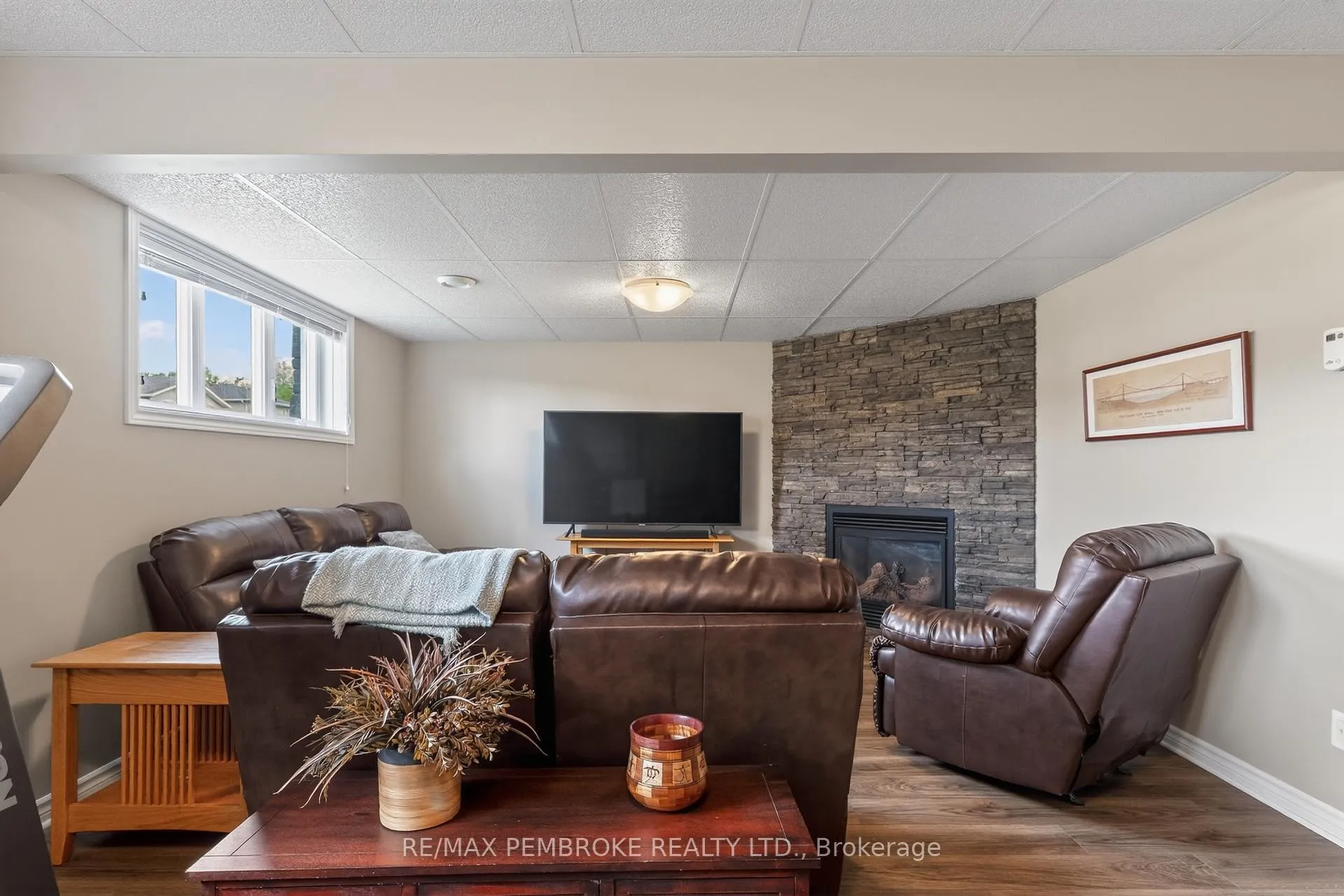 Photo 31 of 61 Oak Avenue, Petawawa — HOMEH