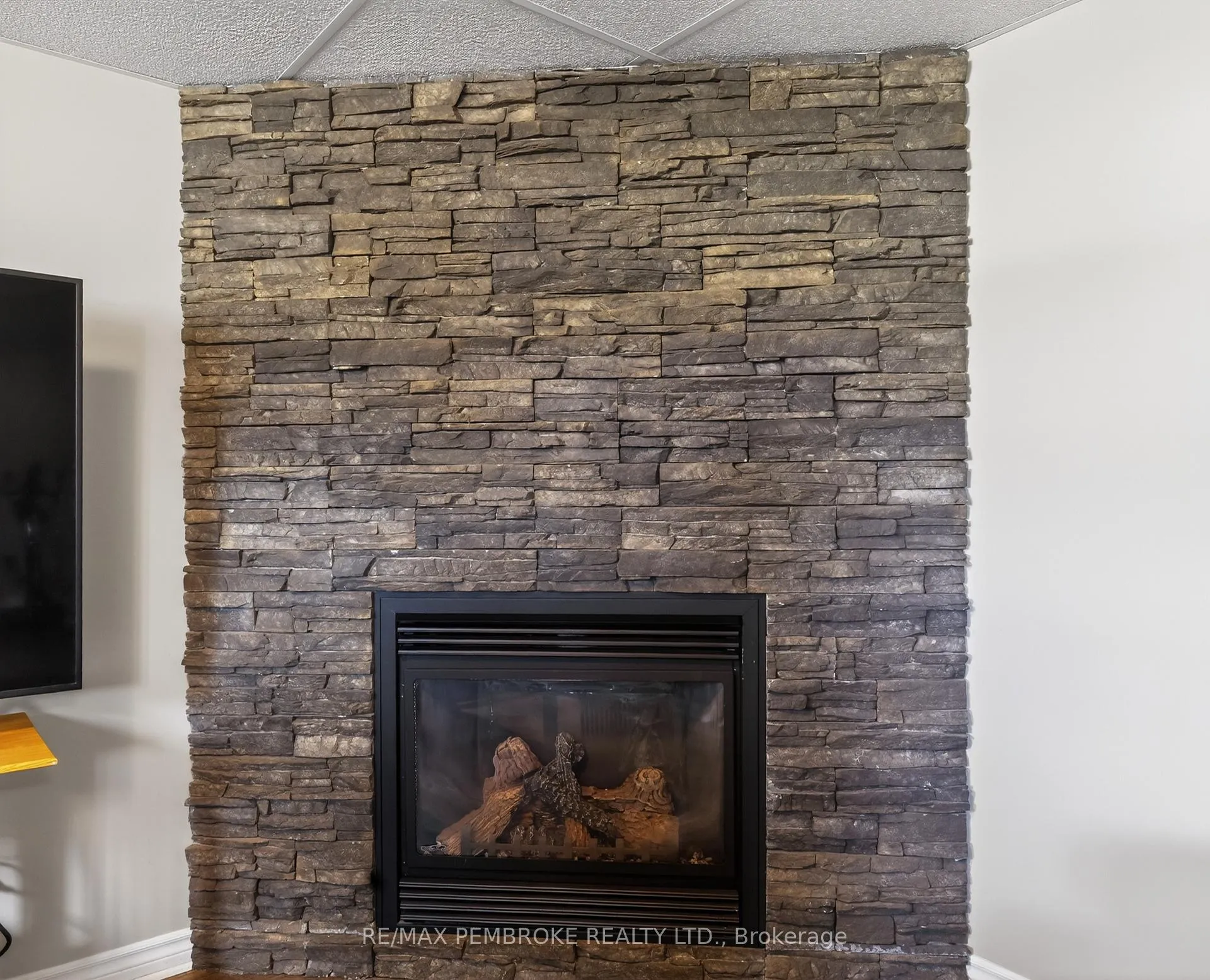 Photo 32 of 61 Oak Avenue, Petawawa — HOMEH