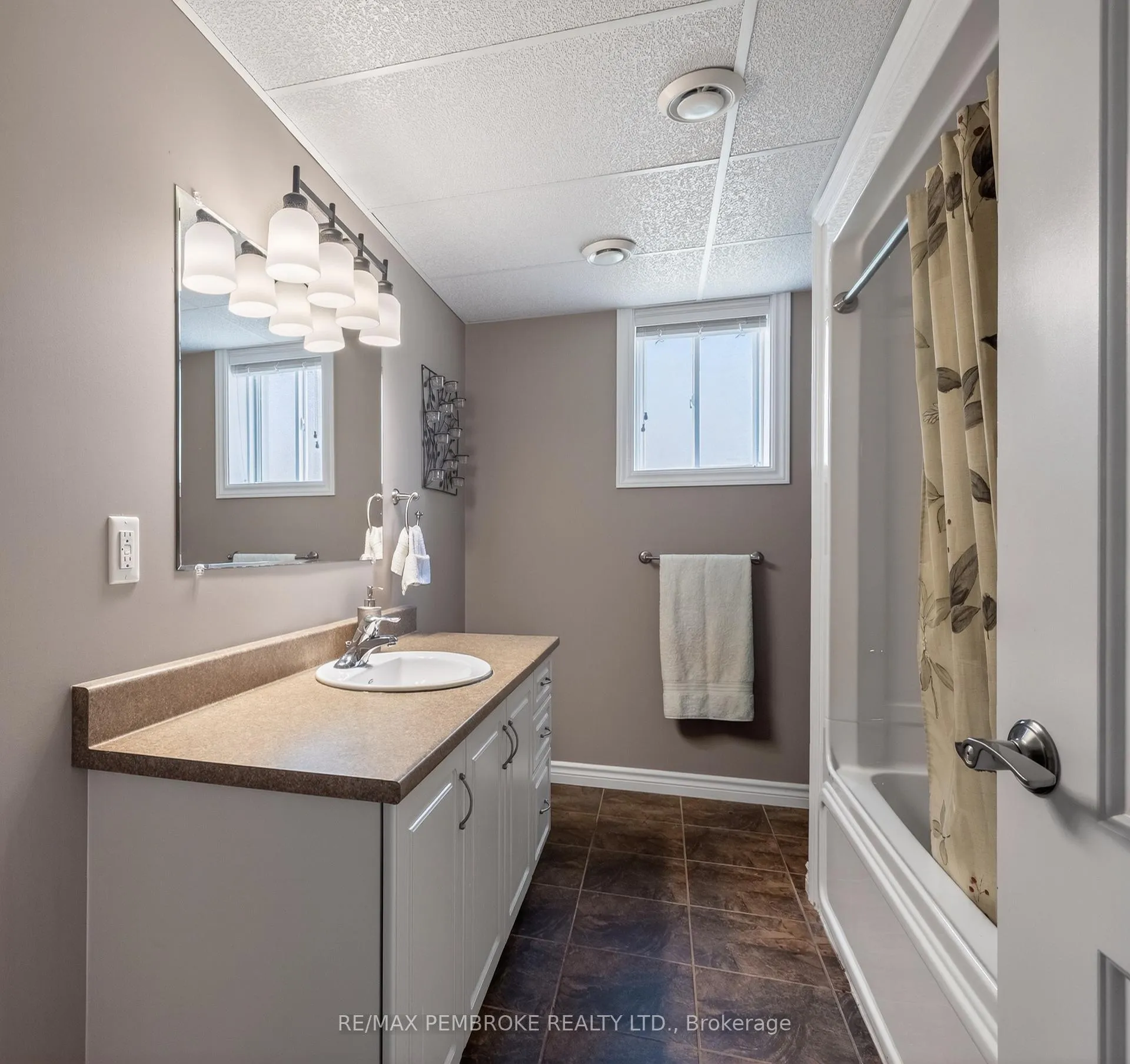 Photo 38 of 61 Oak Avenue, Petawawa — HOMEH