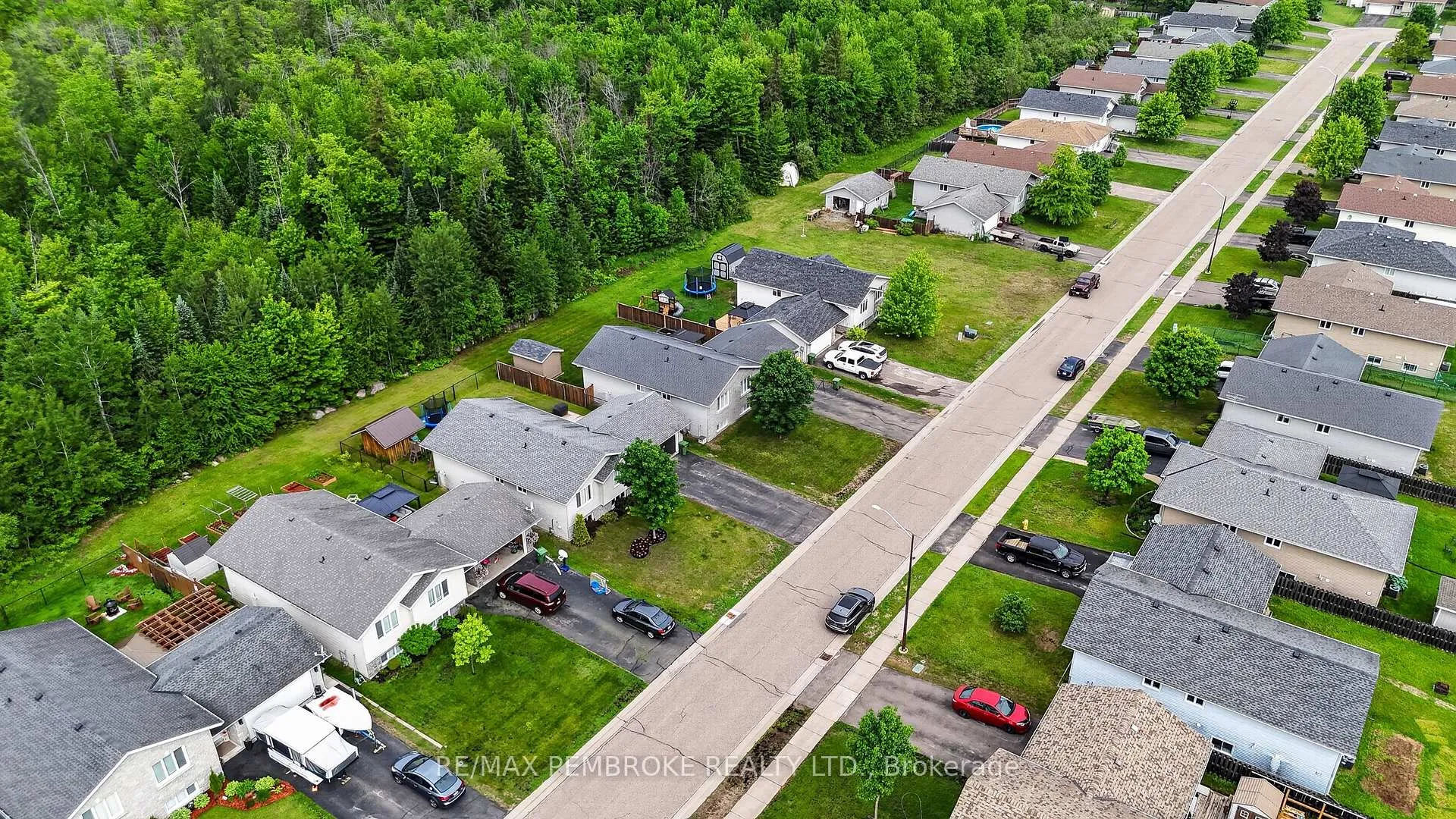 Photo 48 of 61 Oak Avenue, Petawawa — HOMEH