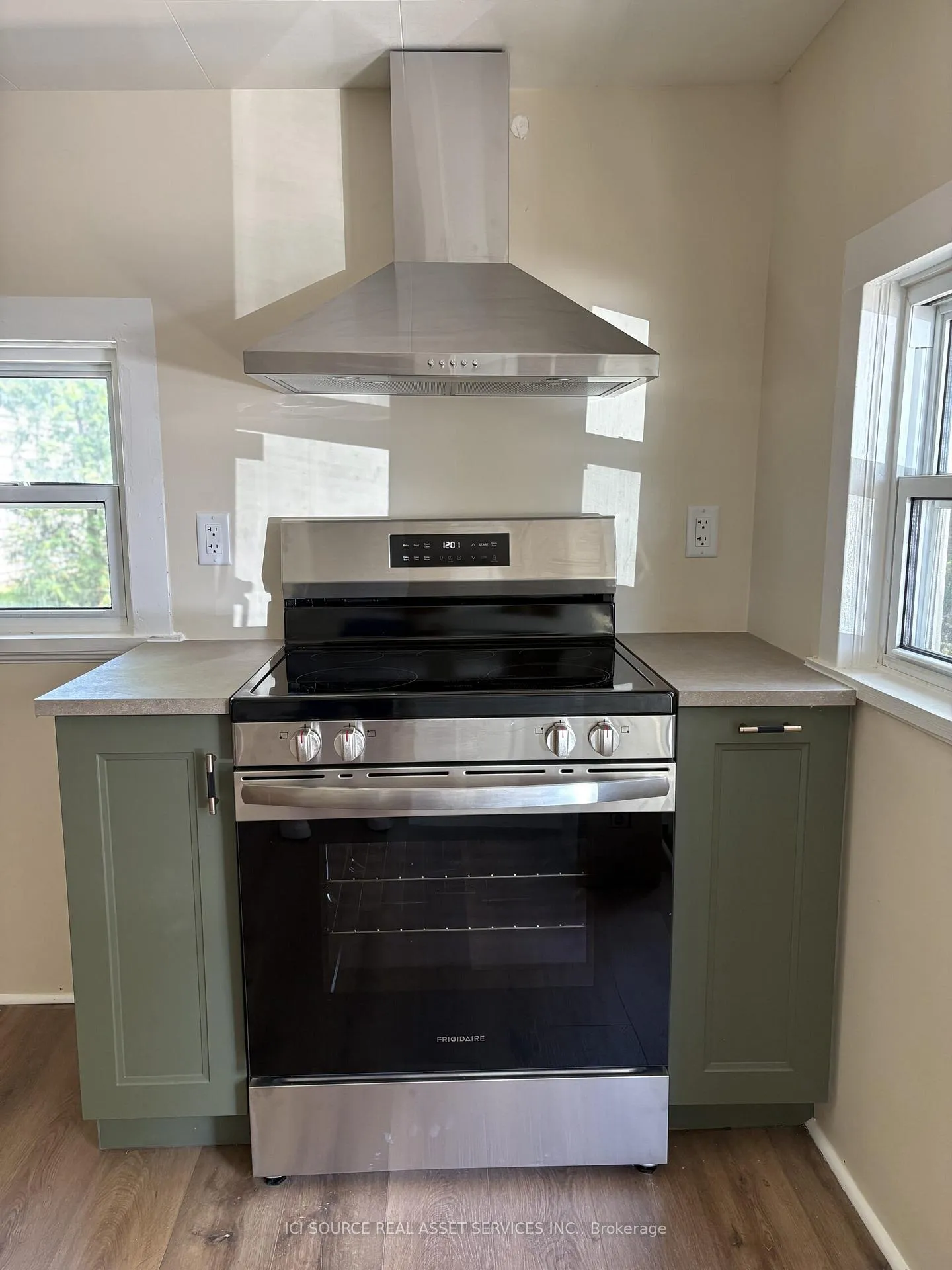 Photo 3 of 543 St Charles Street, Lakeshore — HOMEH
