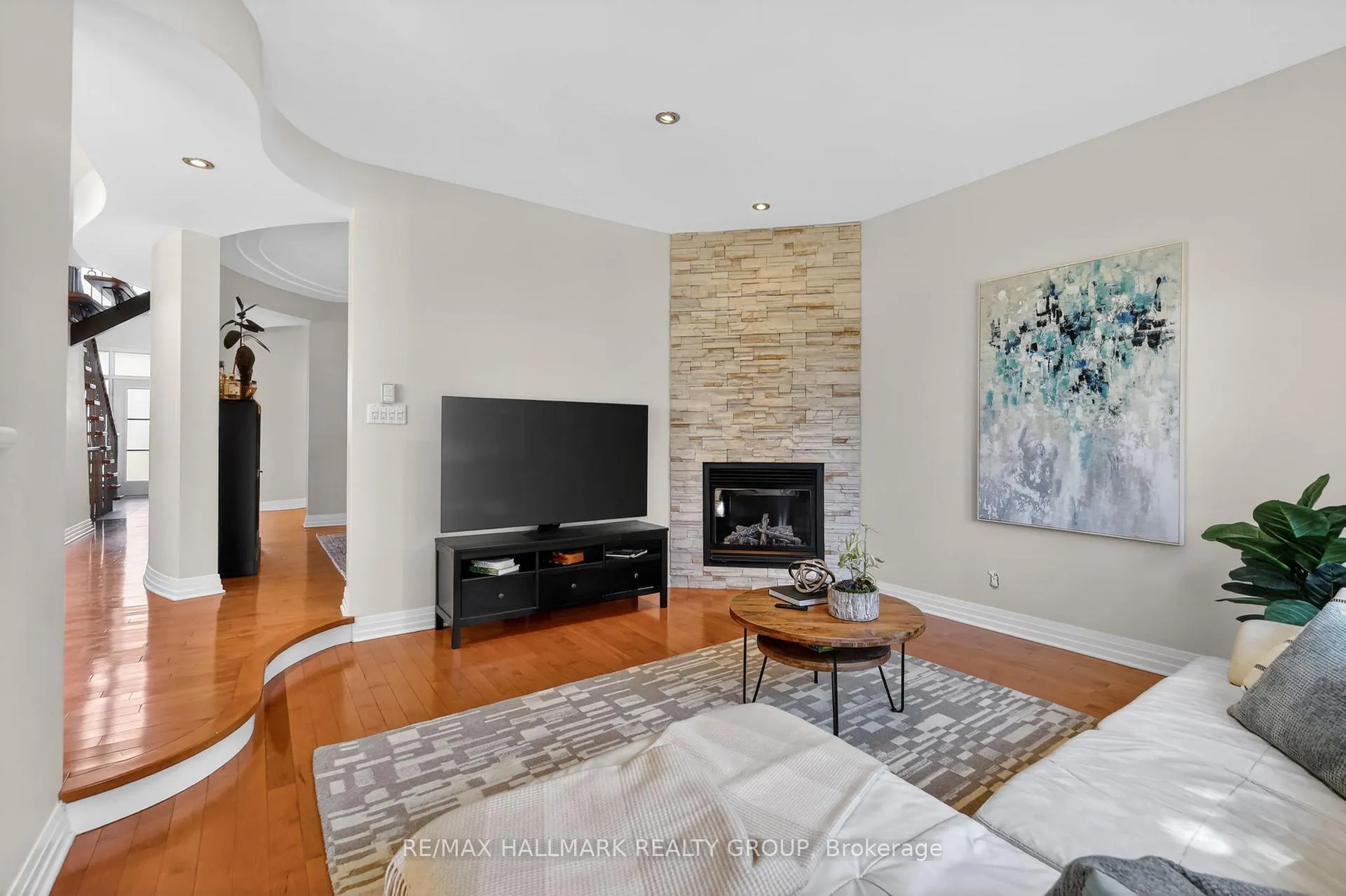 Photo 2 of 1934 Lenester Avenue, Ottawa, McKellar Heights/Glabar Park — HOMEH
