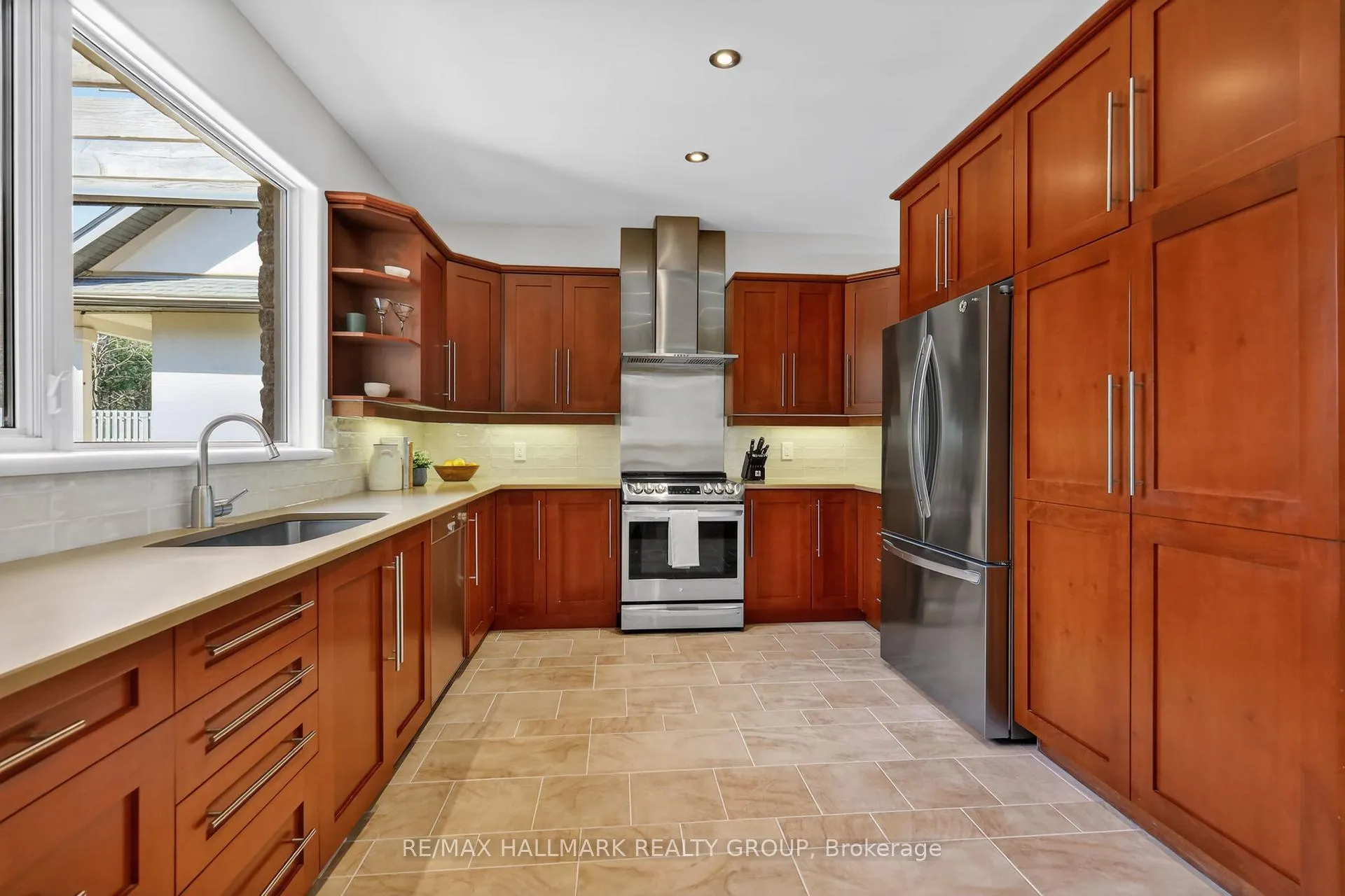 Photo 4 of 1934 Lenester Avenue, Ottawa, McKellar Heights/Glabar Park — HOMEH