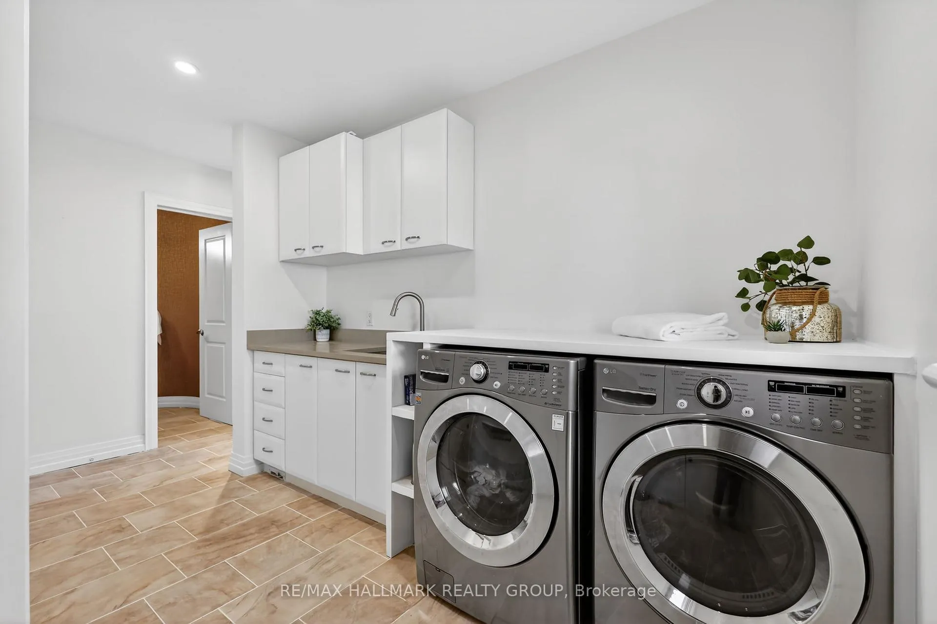 Photo 8 of 1934 Lenester Avenue, Ottawa, McKellar Heights/Glabar Park — HOMEH