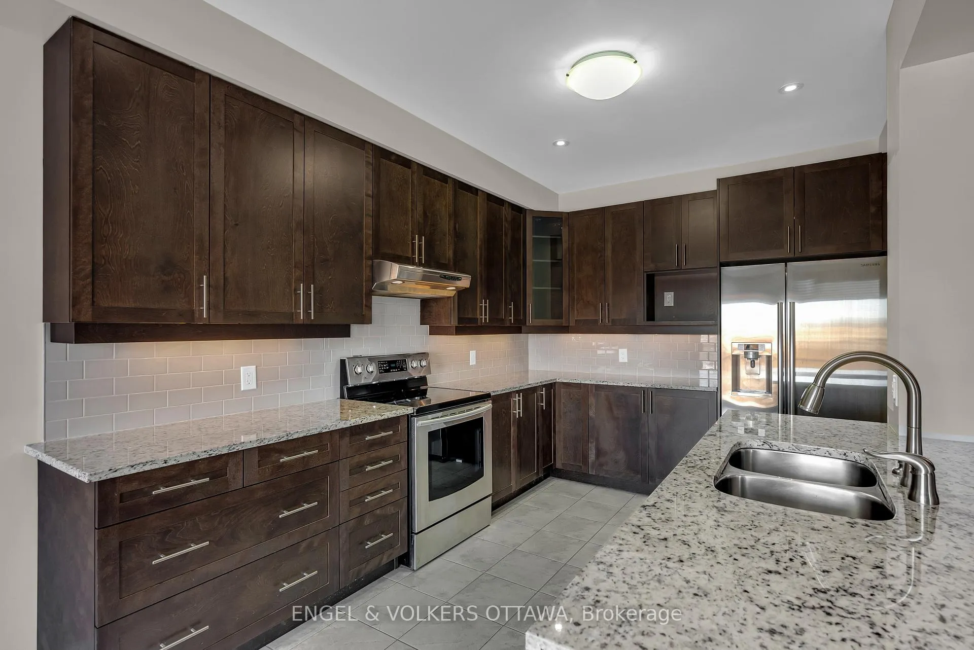 Photo 9 of 40 Tapadero Avenue, Ottawa, Kanata - Emerald Meadows/Trailwest — HOMEH