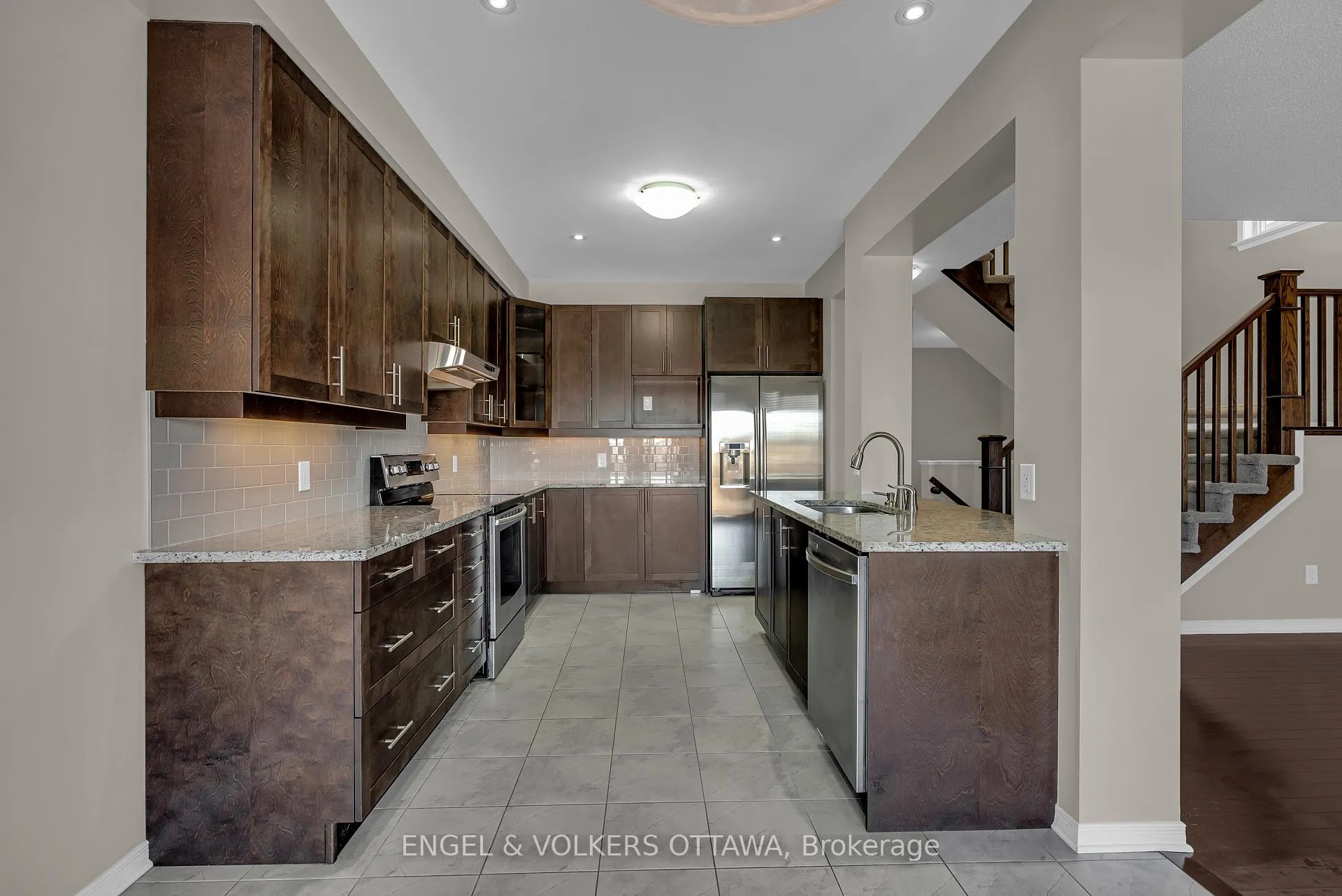 Photo 10 of 40 Tapadero Avenue, Ottawa, Kanata - Emerald Meadows/Trailwest — HOMEH