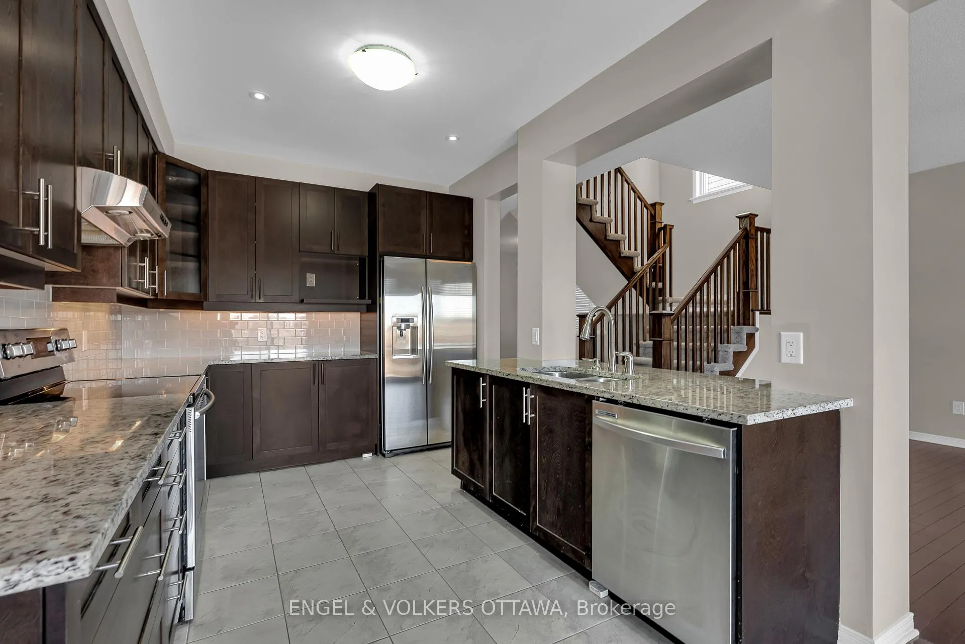Photo 11 of 40 Tapadero Avenue, Ottawa, Kanata - Emerald Meadows/Trailwest — HOMEH