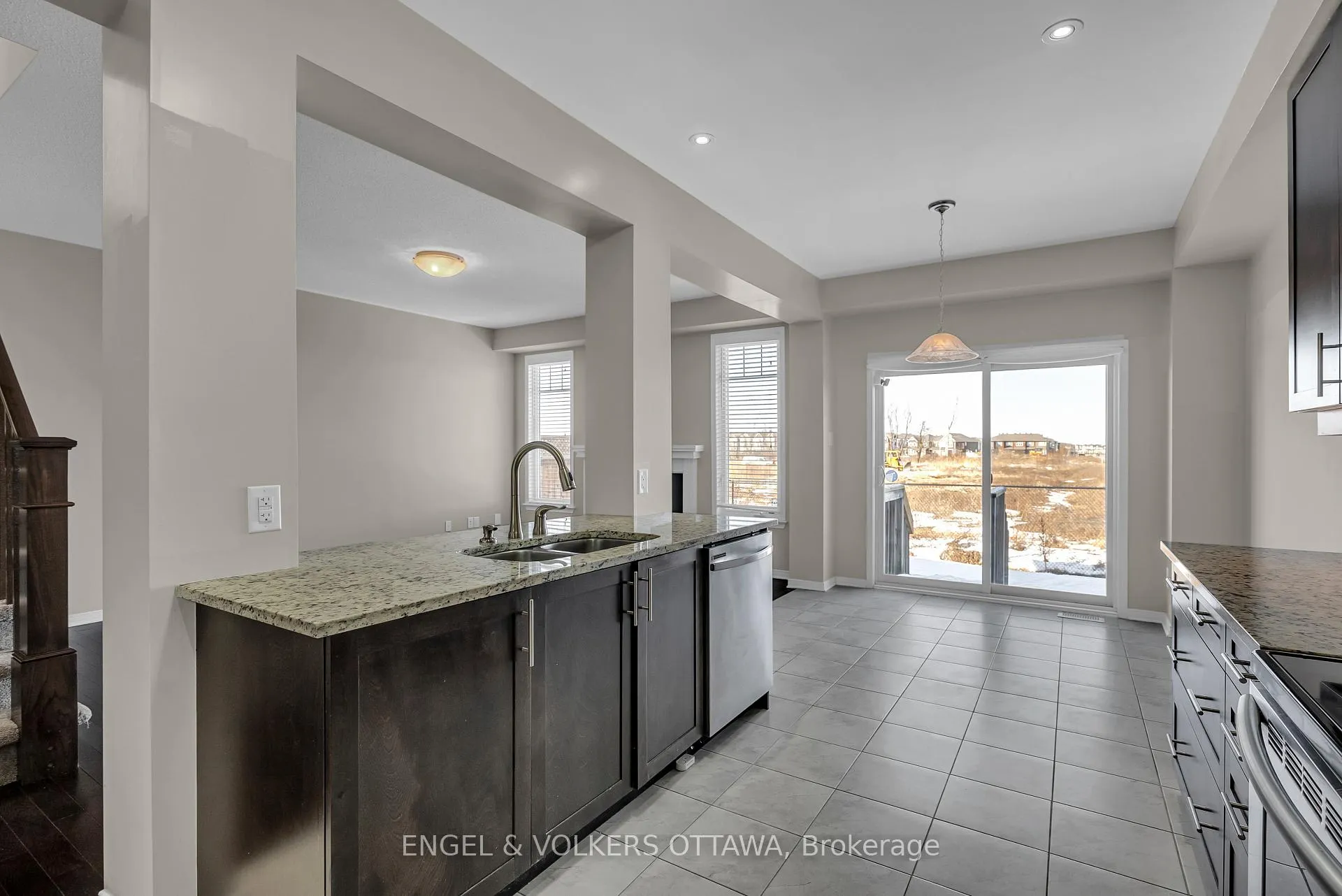 Photo 12 of 40 Tapadero Avenue, Ottawa, Kanata - Emerald Meadows/Trailwest — HOMEH