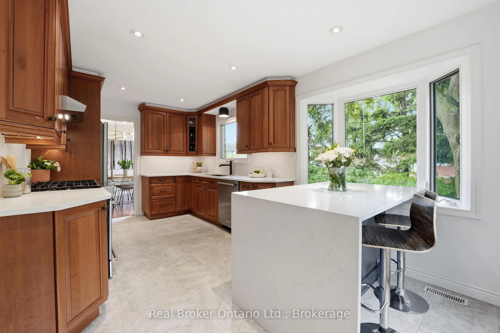 Photo 11 of 245 Applevale Court, Burlington, Shoreacres — HOMEH
